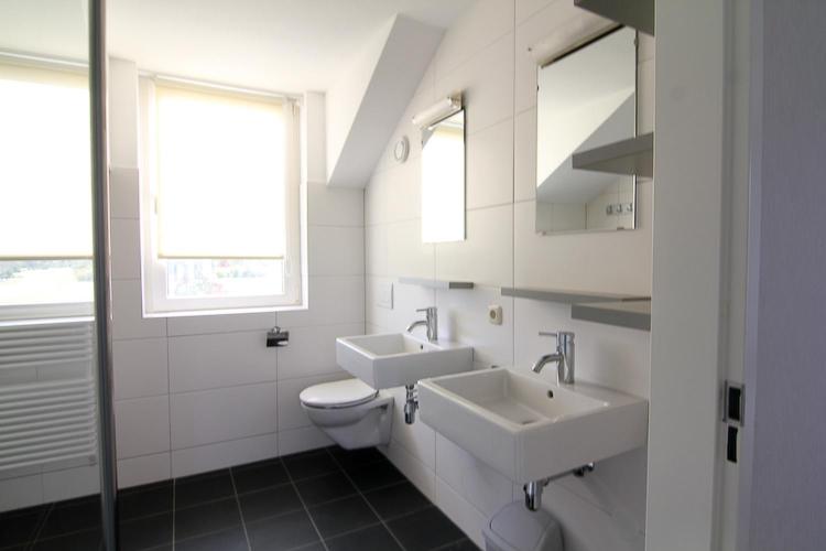 Luxury Two-Bedroom Holiday Home with Lake View photo 2