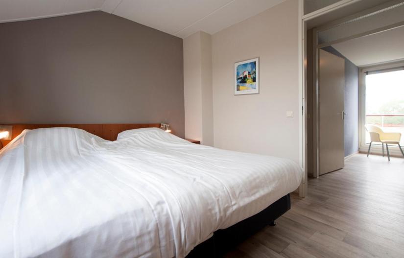 Luxury Two-Bedroom Holiday Home with Lake View photo 3