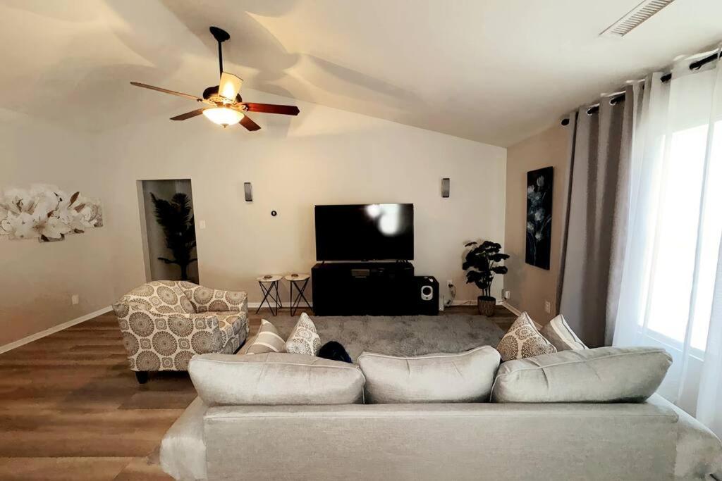 Three-Bedroom House photo 2
