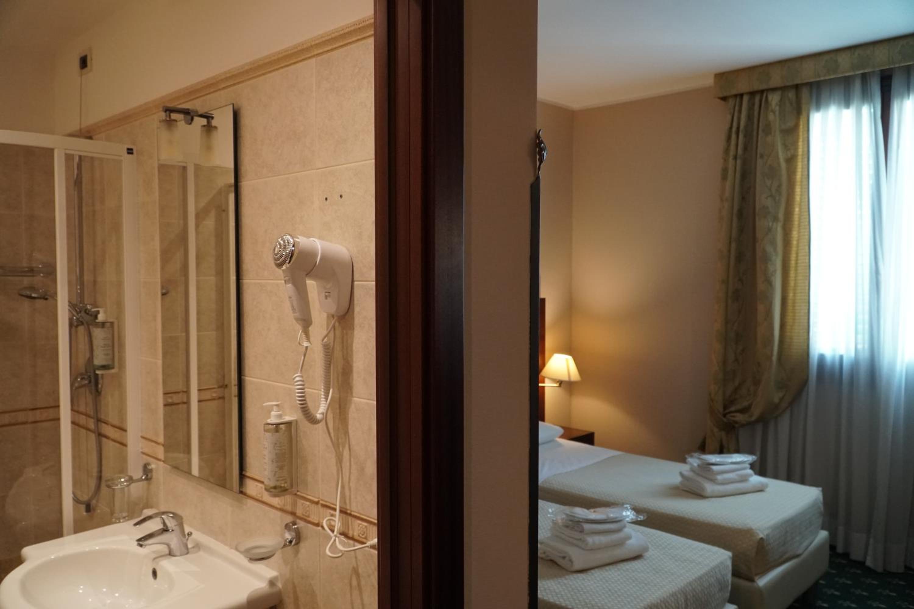 Standard Double or Twin Room photo 3