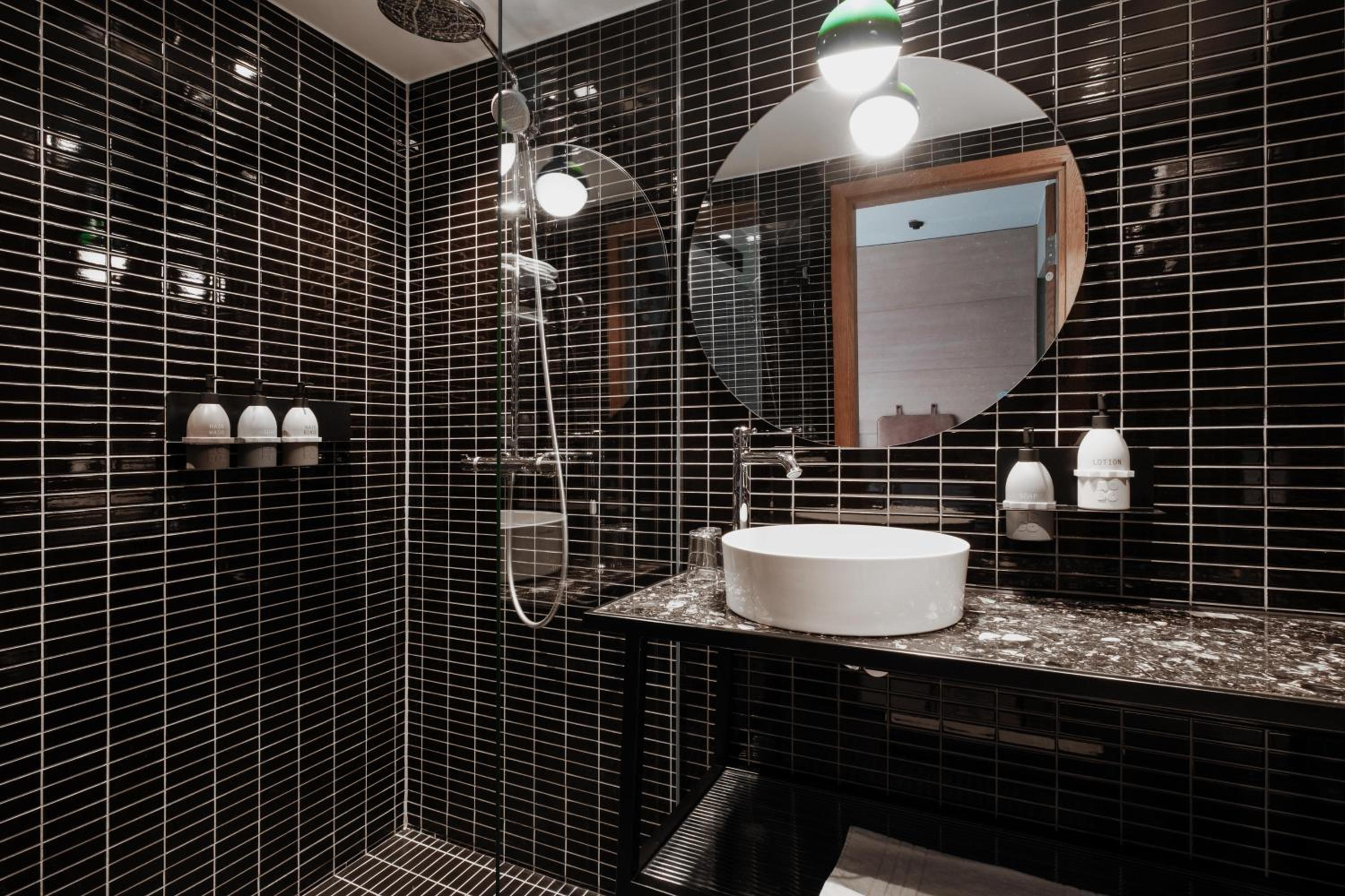 Standard Twin Room thumbnail 6