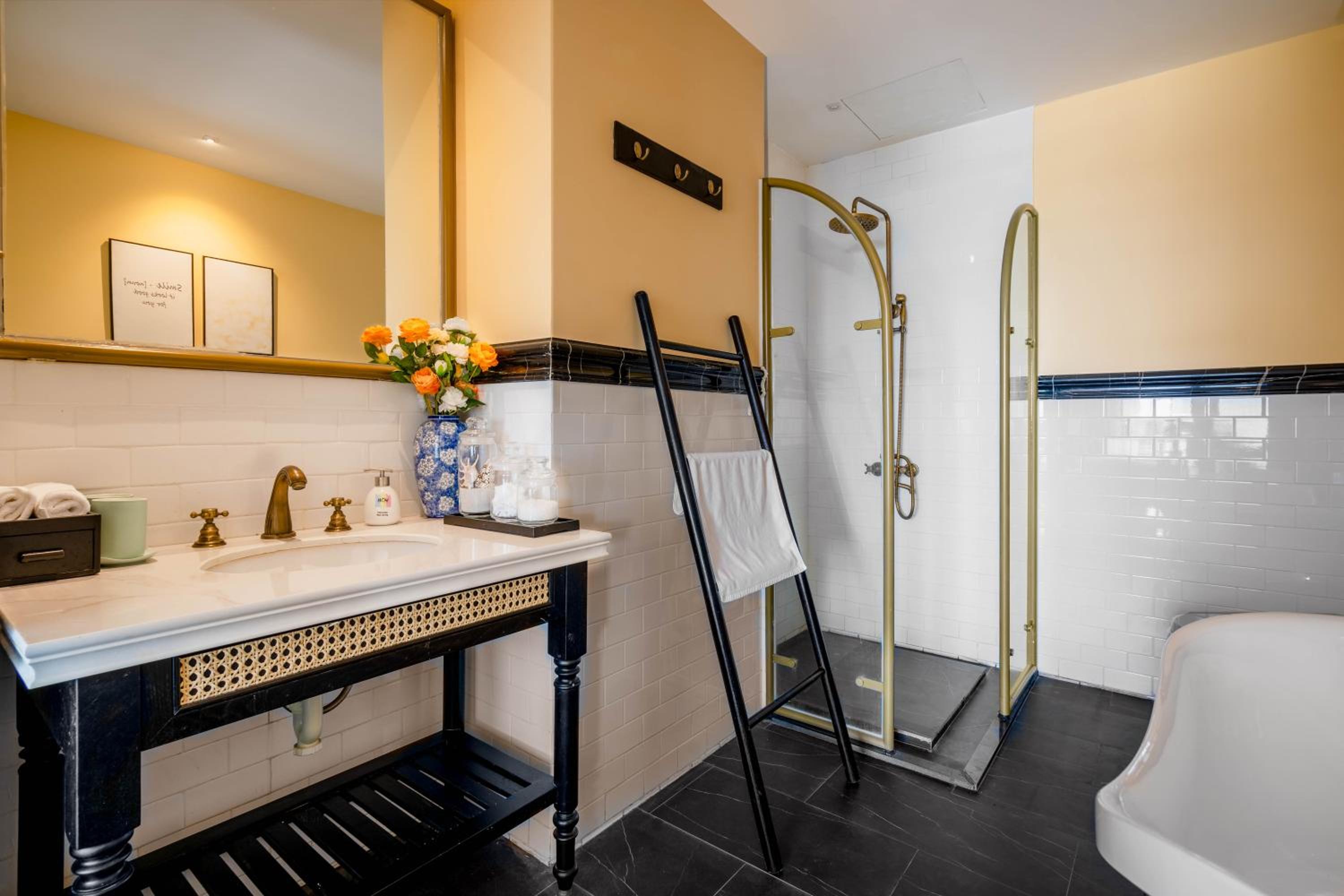Deluxe Double or Twin Room with City View - Photo 6