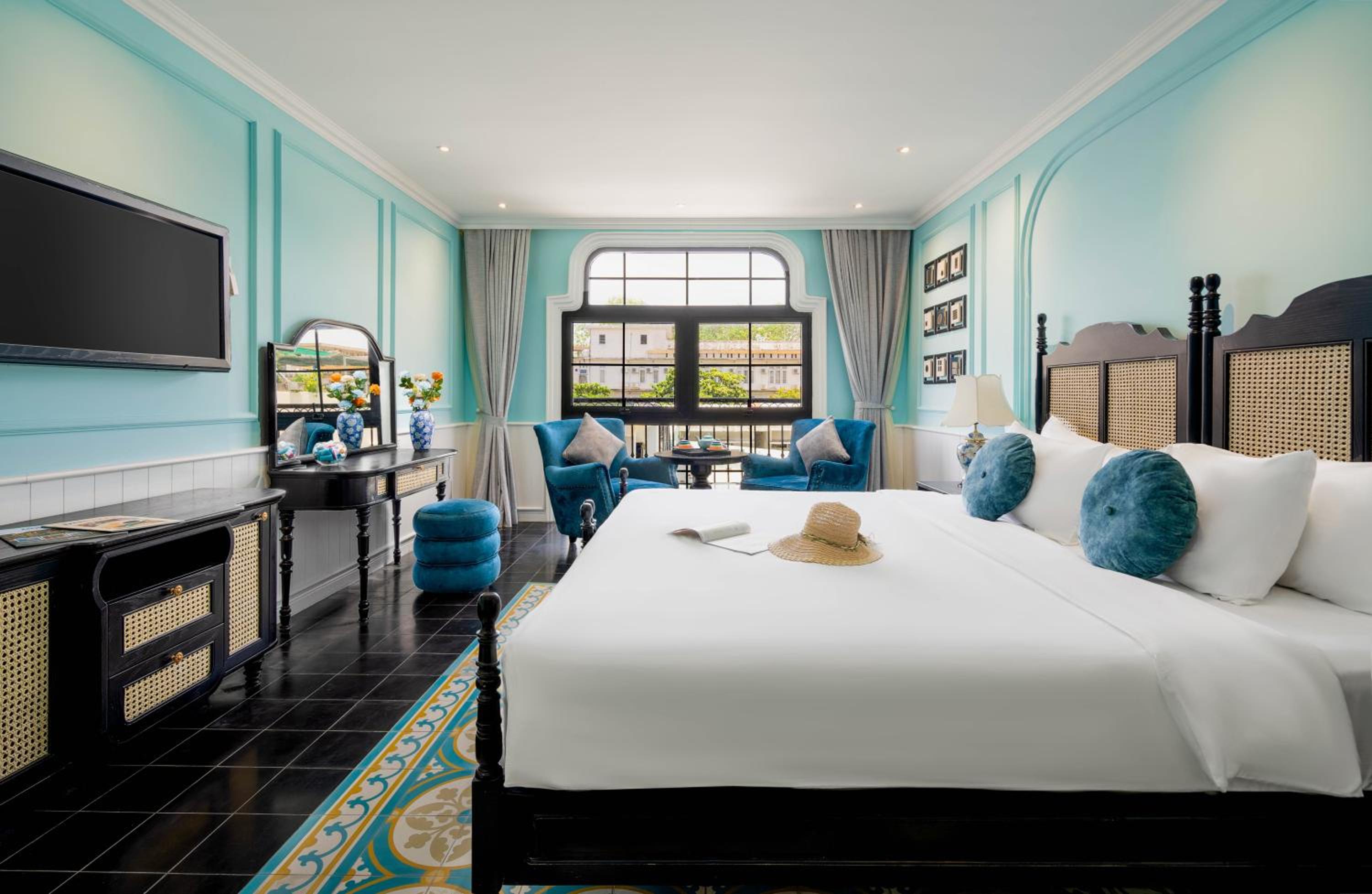 Deluxe Double or Twin Room with City View - Photo 12
