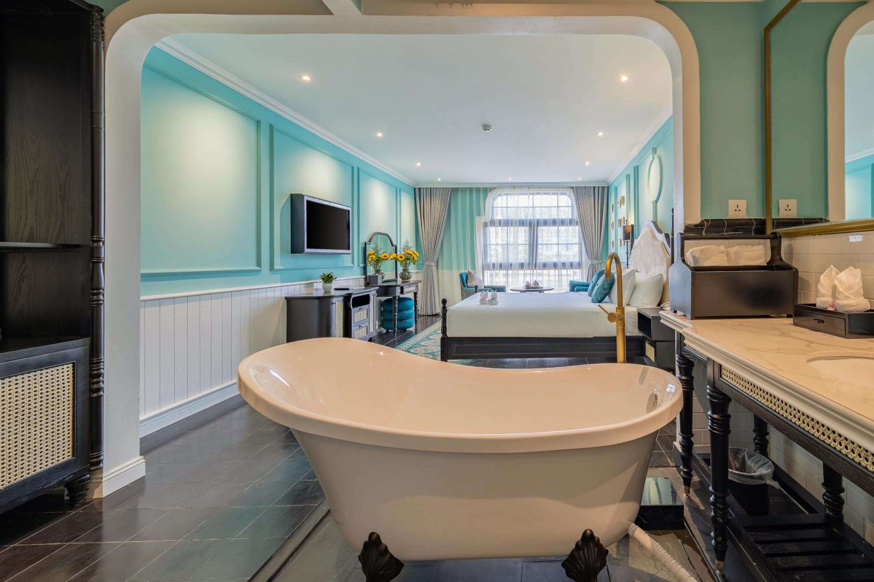 Deluxe Double or Twin Room with City View - Photo 1