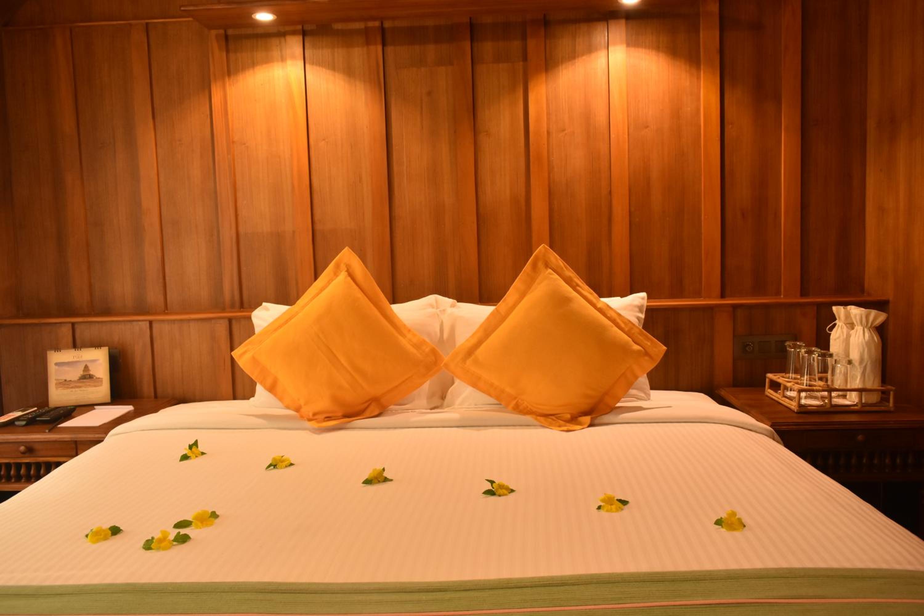 Four Bedroom House Boat with All Meals, with Evening tea, coffee, and snacks, with Fishing and indoor games:Check in at 12 noon and check out 9 30 am photo 3