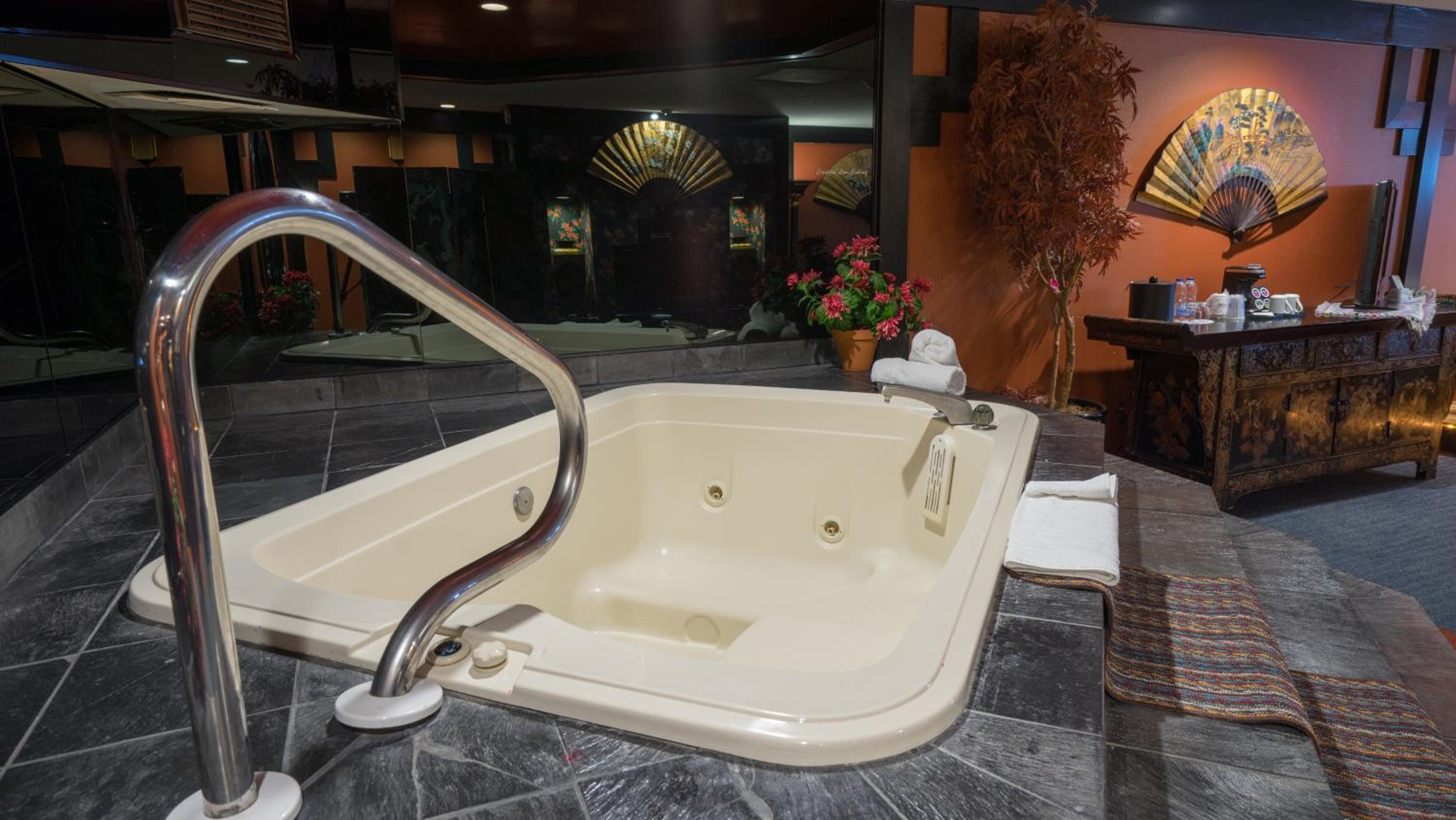 Suzie Wong Queen Suite with Spa Bath and Fireplace - Photo 2