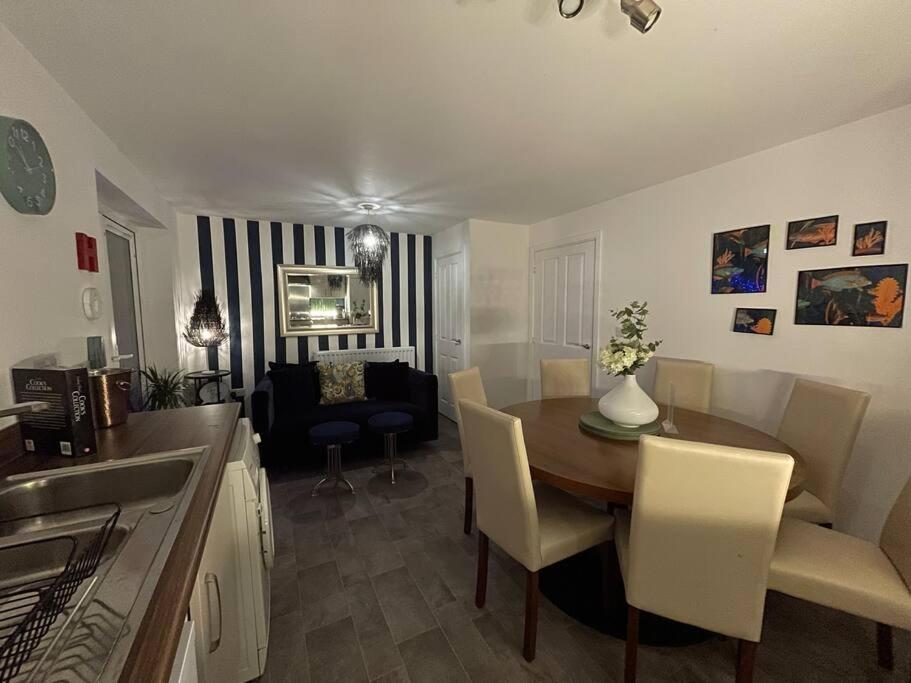 Three-Bedroom Apartment photo 2