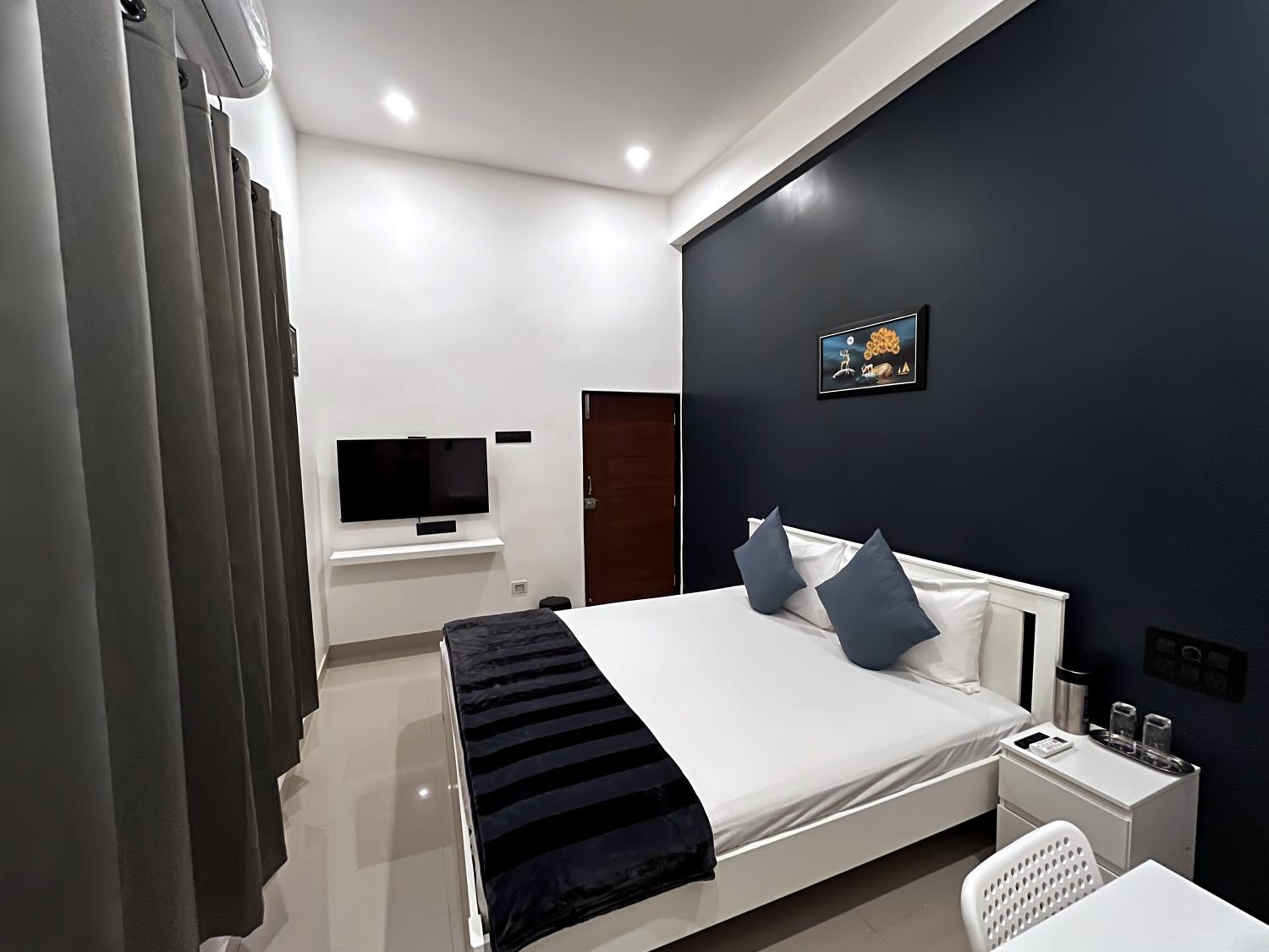 Deluxe Queen Room - Photo 10