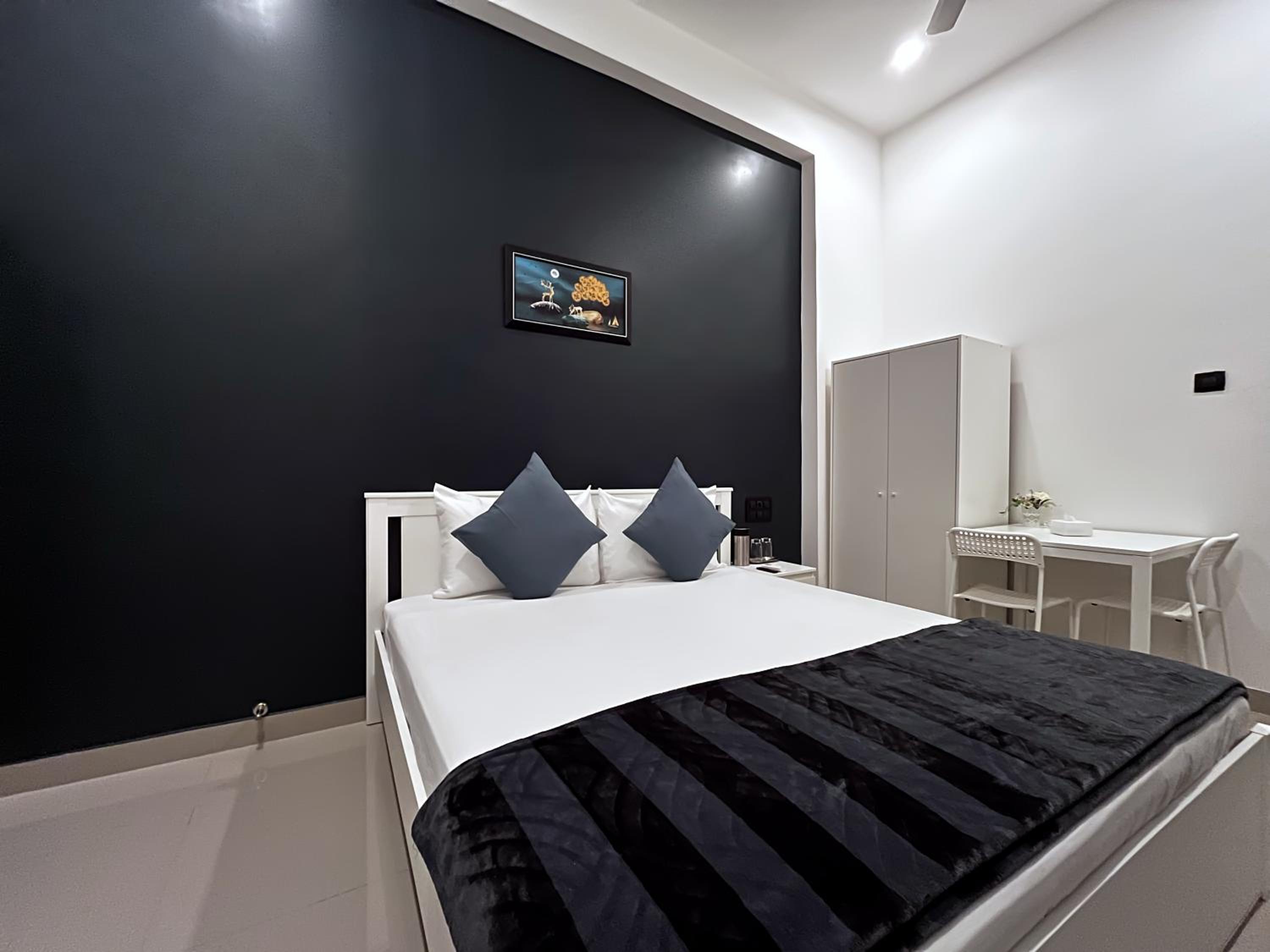 Deluxe Queen Room - Photo 12