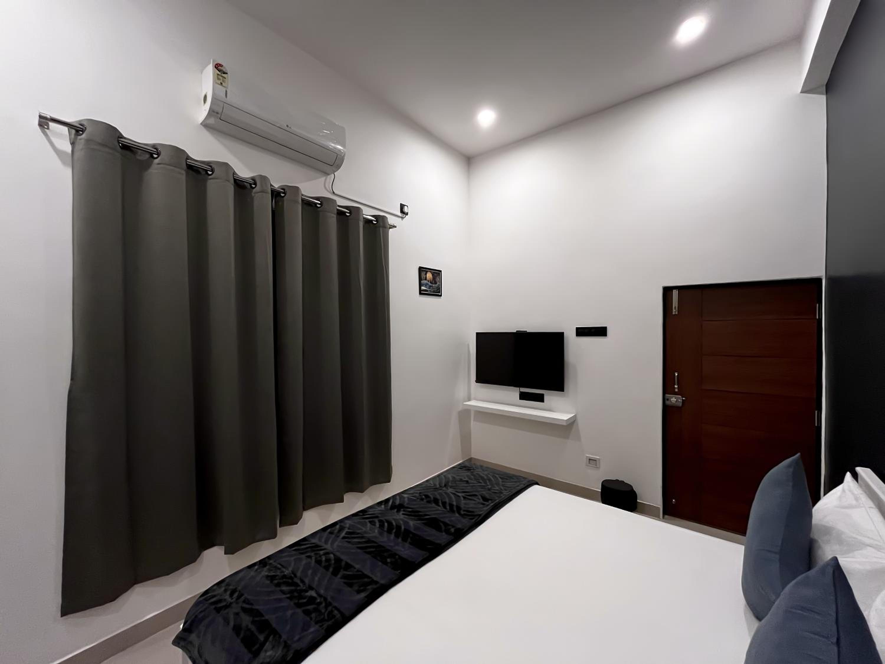 Deluxe Queen Room - Photo 9