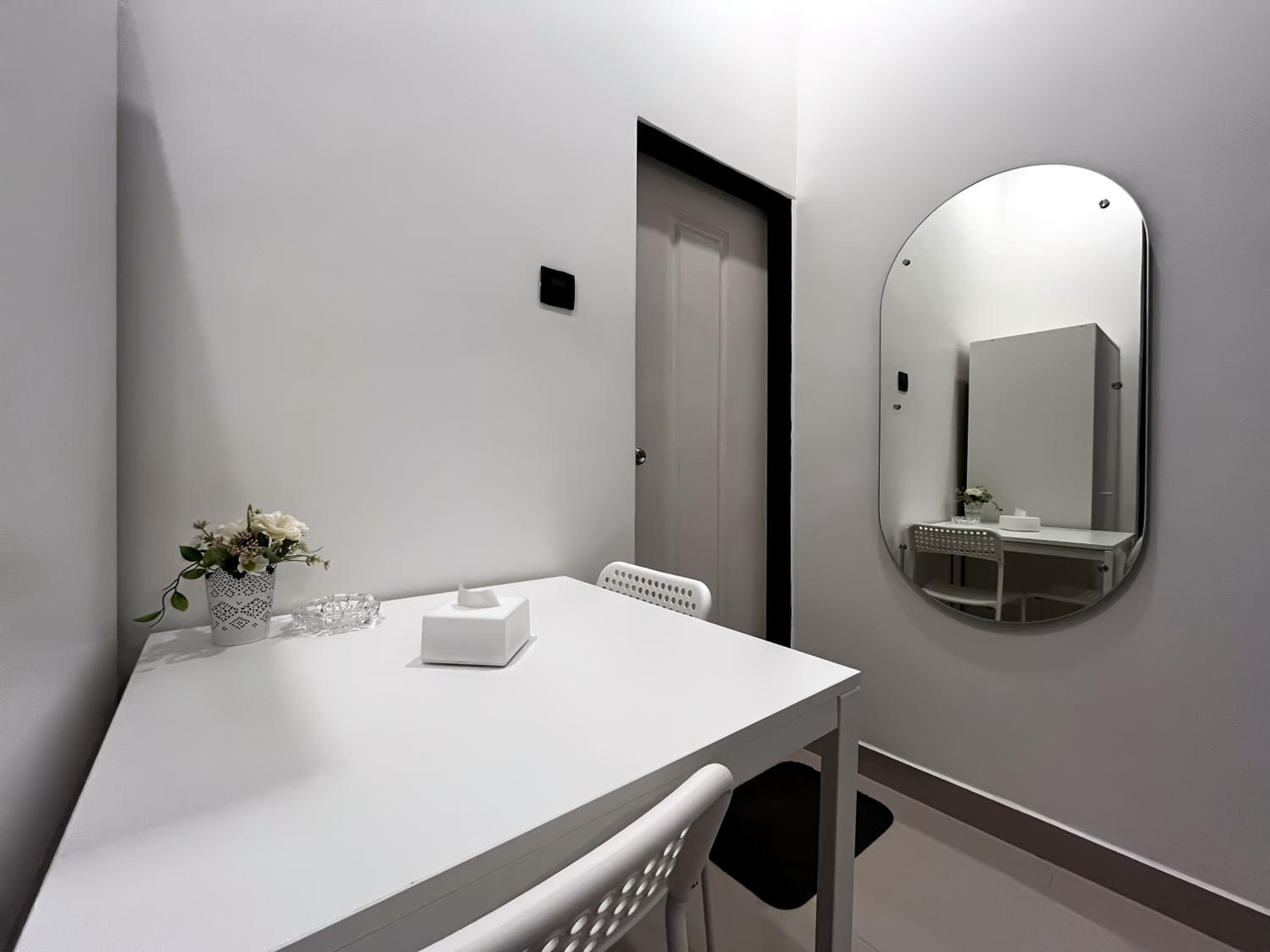 Deluxe Queen Room - Photo 7