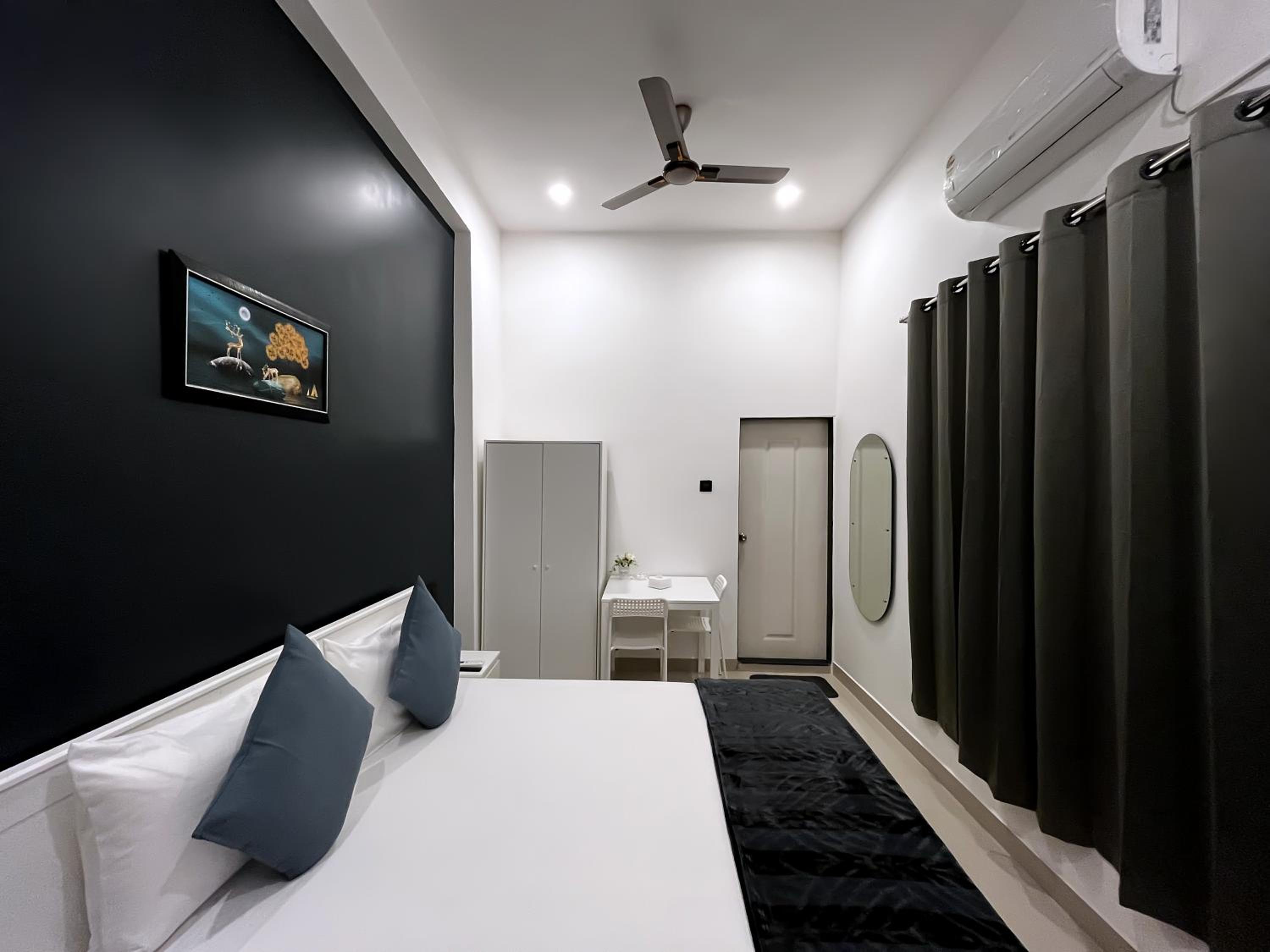 Deluxe Queen Room - Photo 11