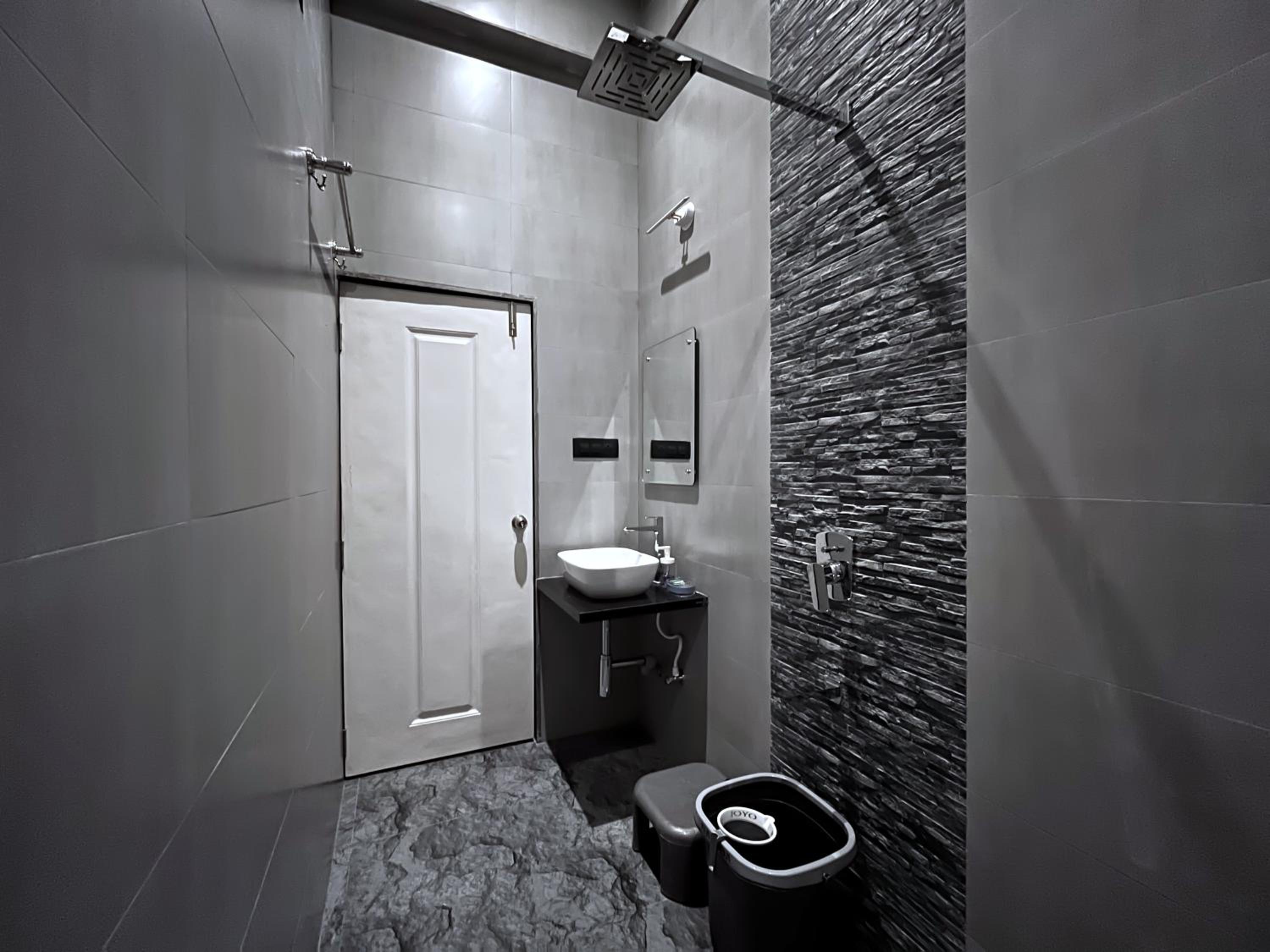 Deluxe Queen Room - Photo 4