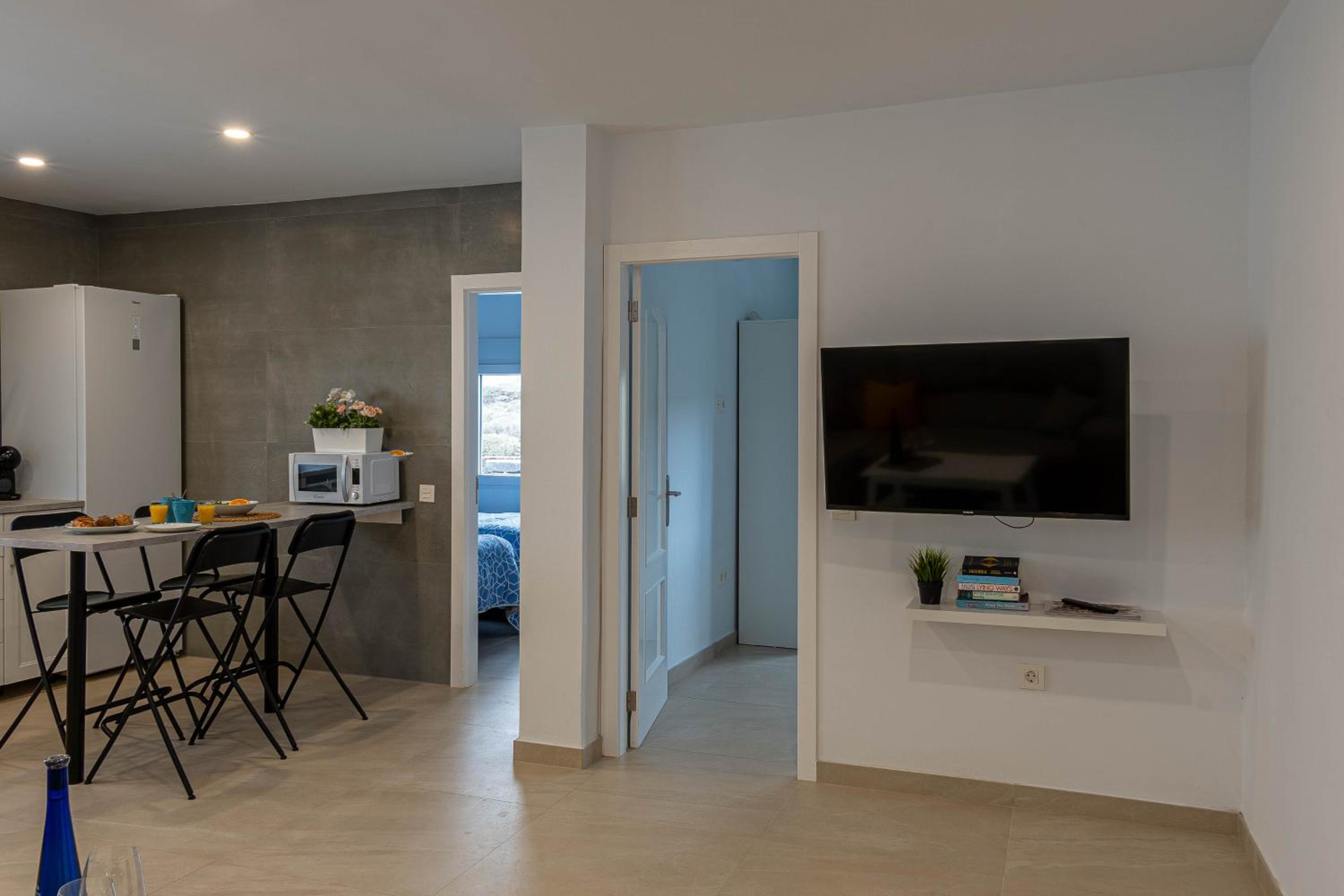 Apartamento de dos habitaciones con terraza y vista al mar