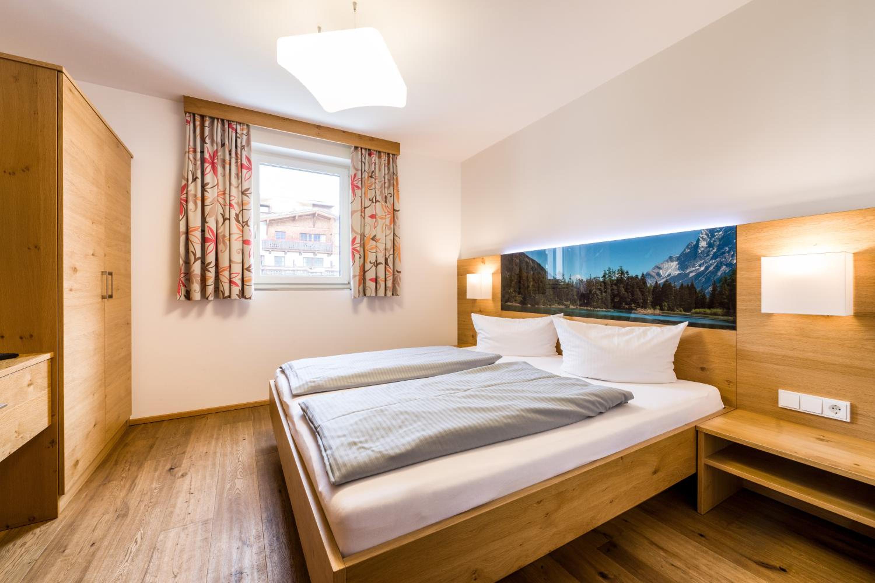 One-Bedroom Apartment with Balcony and Mountain View photo 2