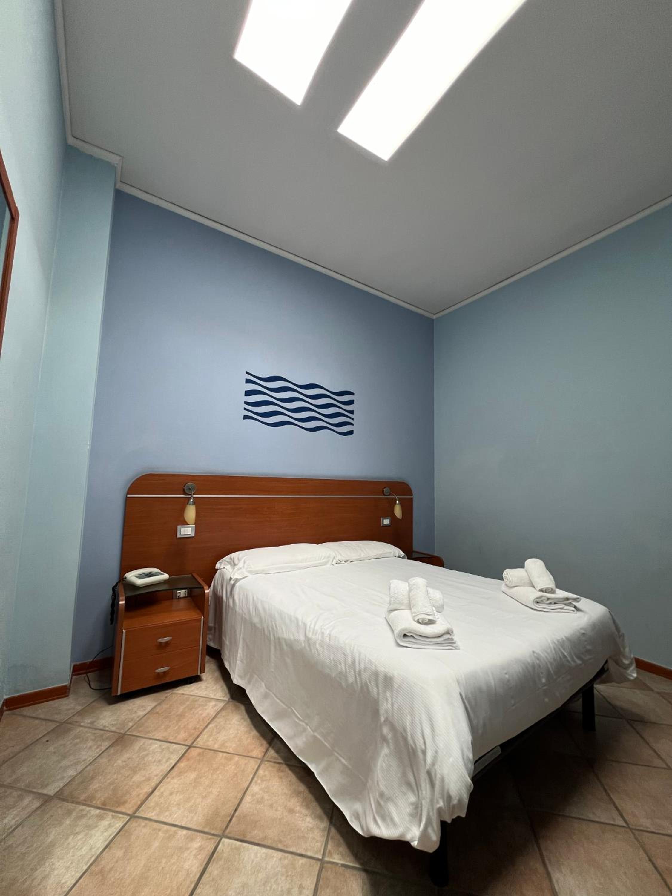 Economy Double Room with Skylight — the supplier's photographs — photo 4
