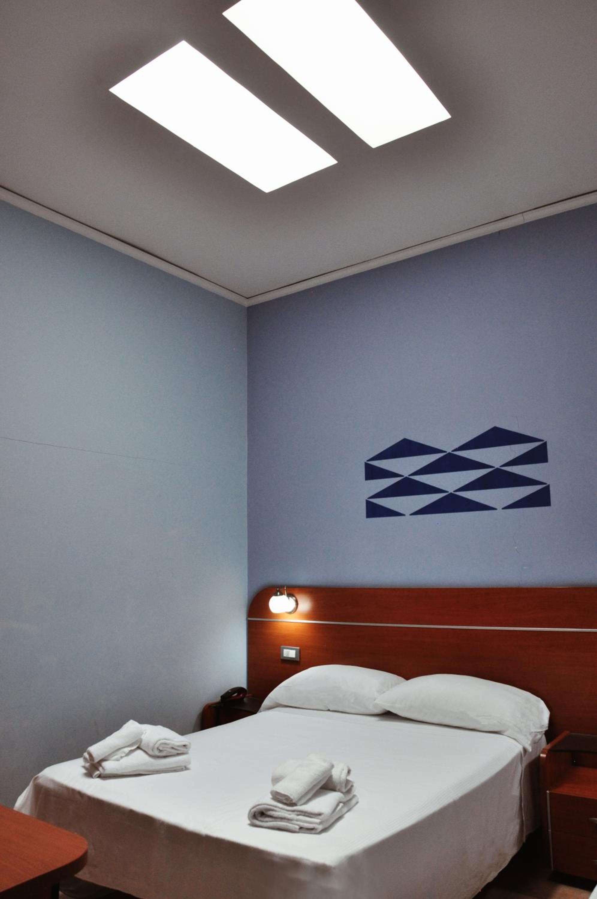 Economy Double Room with Skylight — the supplier's photographs — photo 2