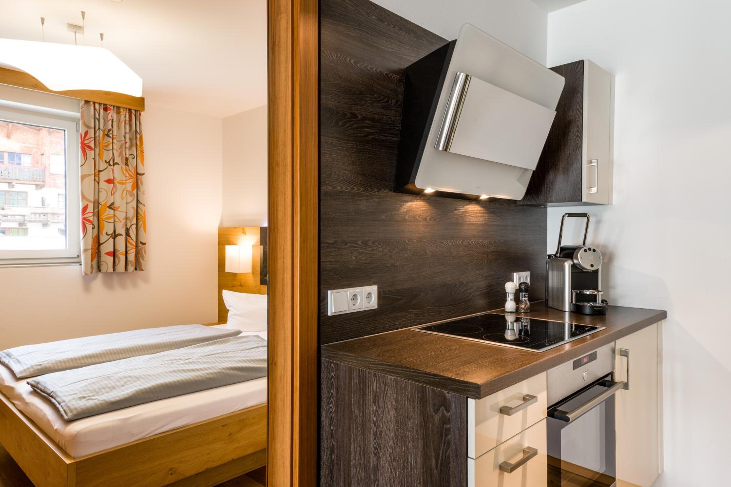 One-Bedroom Apartment with Balcony and Mountain View photo 3