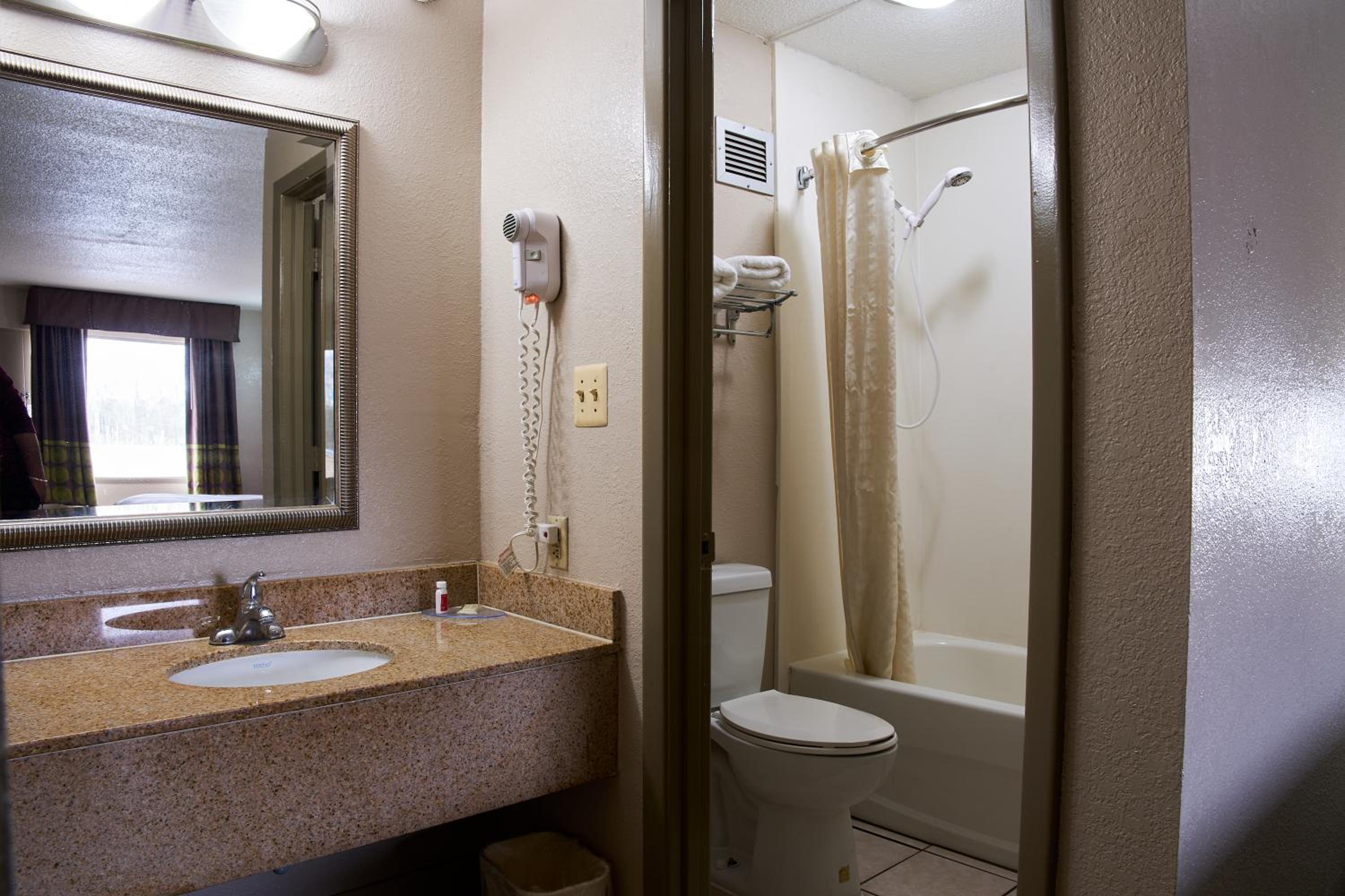 King Room - Non-Smoking - Photo 2