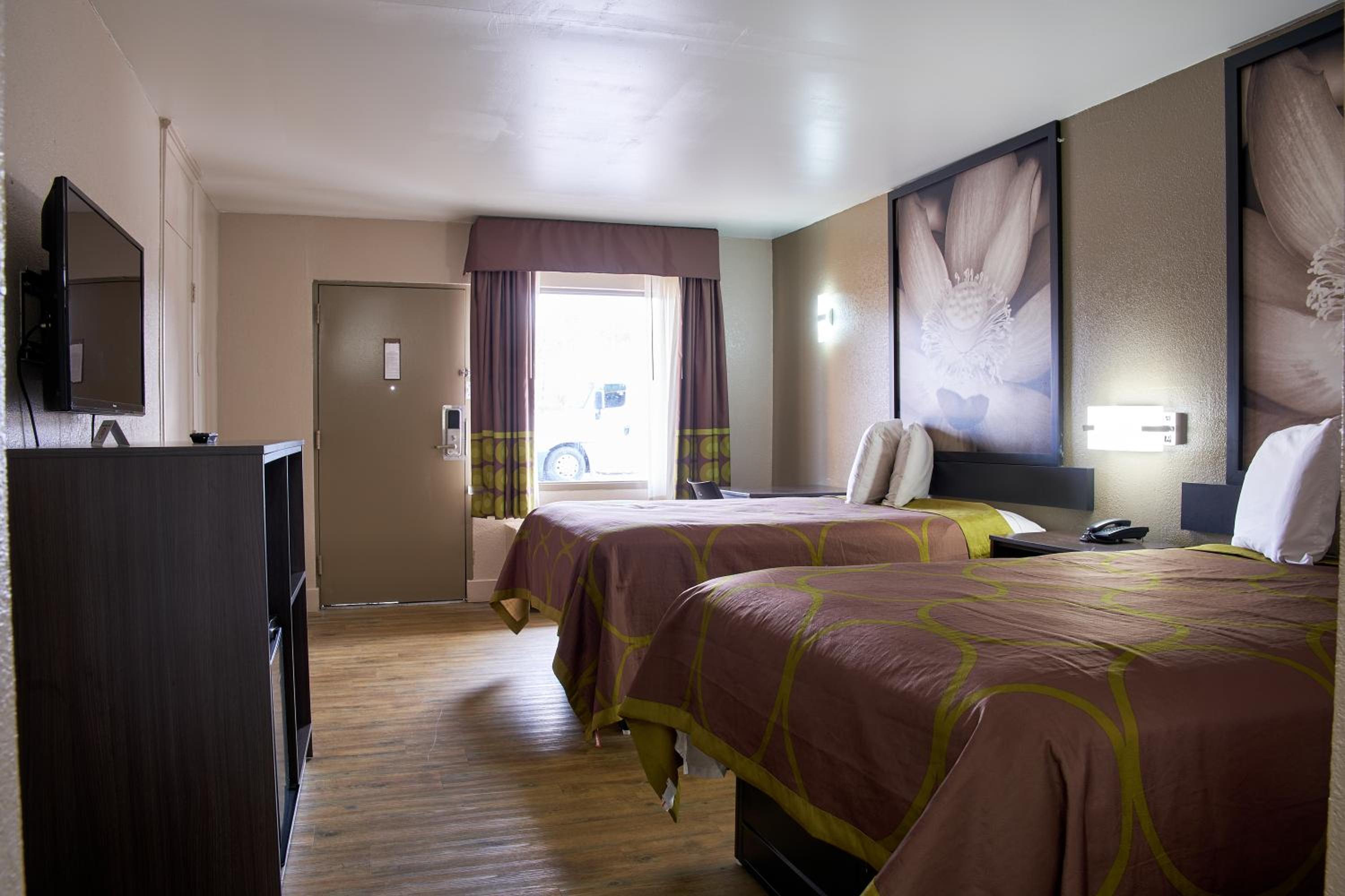 Double Room with Two Double Beds - Smoking - Photo 1