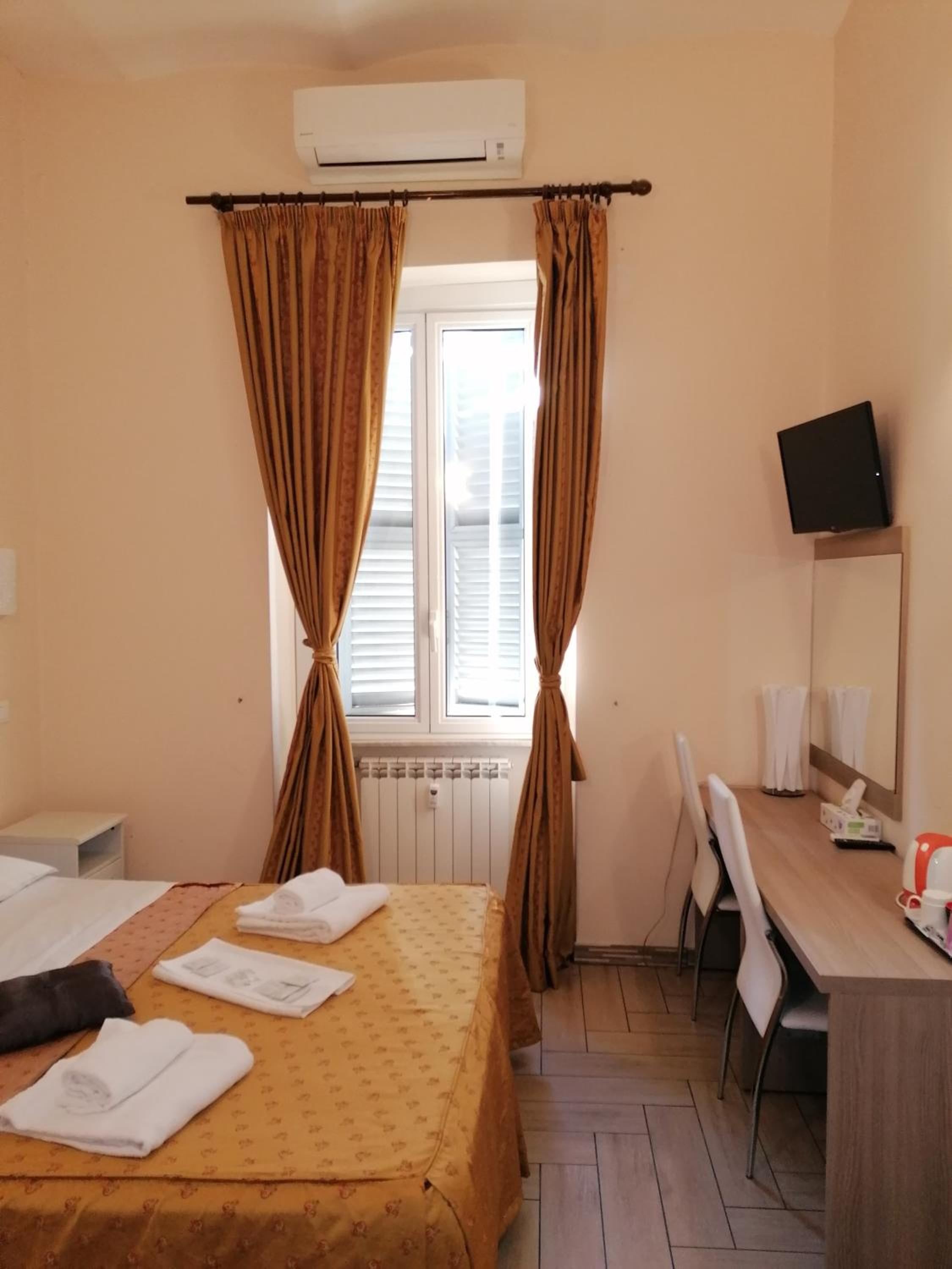 Budget Double Room With Private Bathroom photo 3