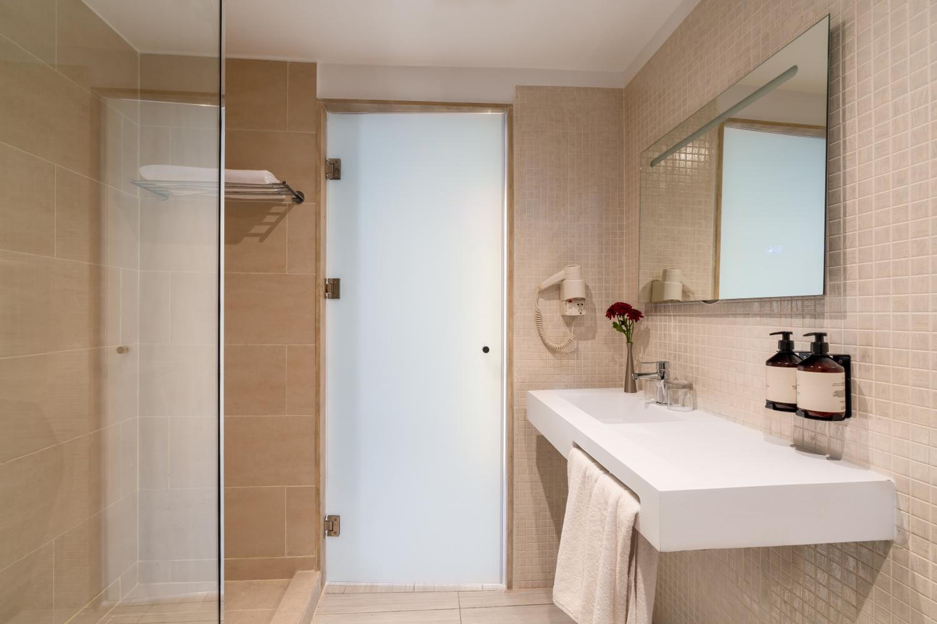 Superior Room, King Size Bed, Sea View - Photo 7