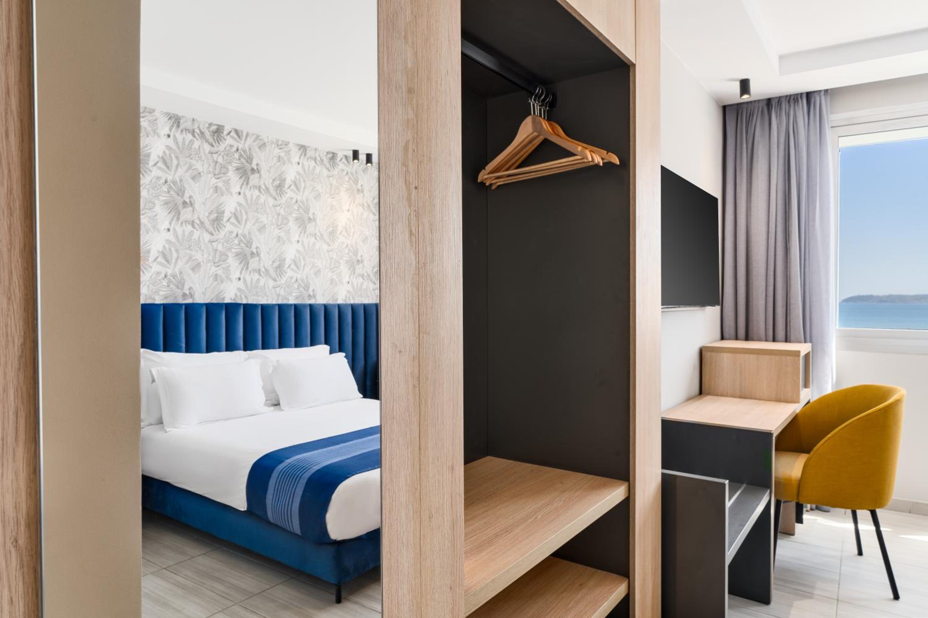 Superior Room, King Size Bed, Sea View - Photo 5