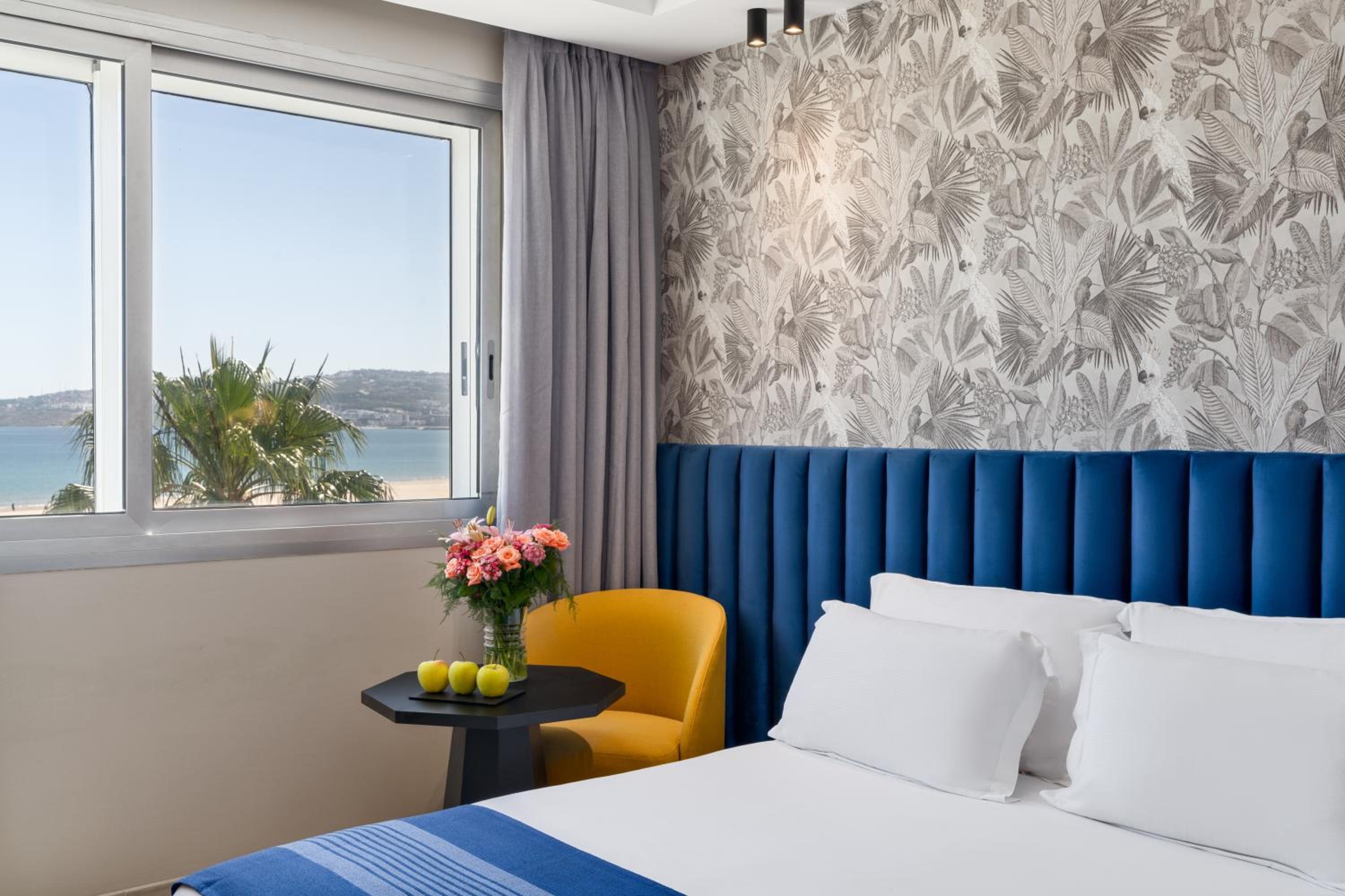 Superior Room, King Size Bed, Sea View - Photo 8