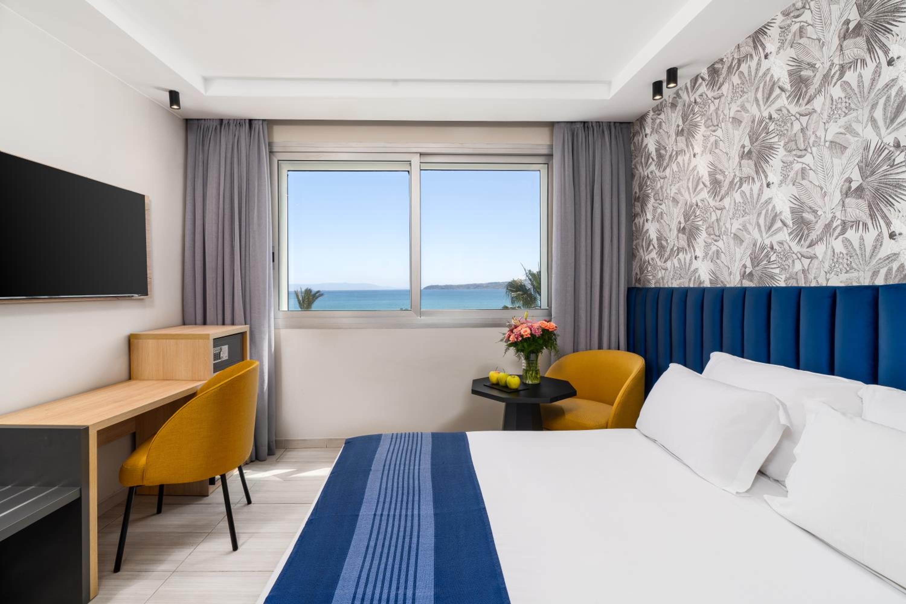 Superior Room, King Size Bed, Sea View - Photo 2