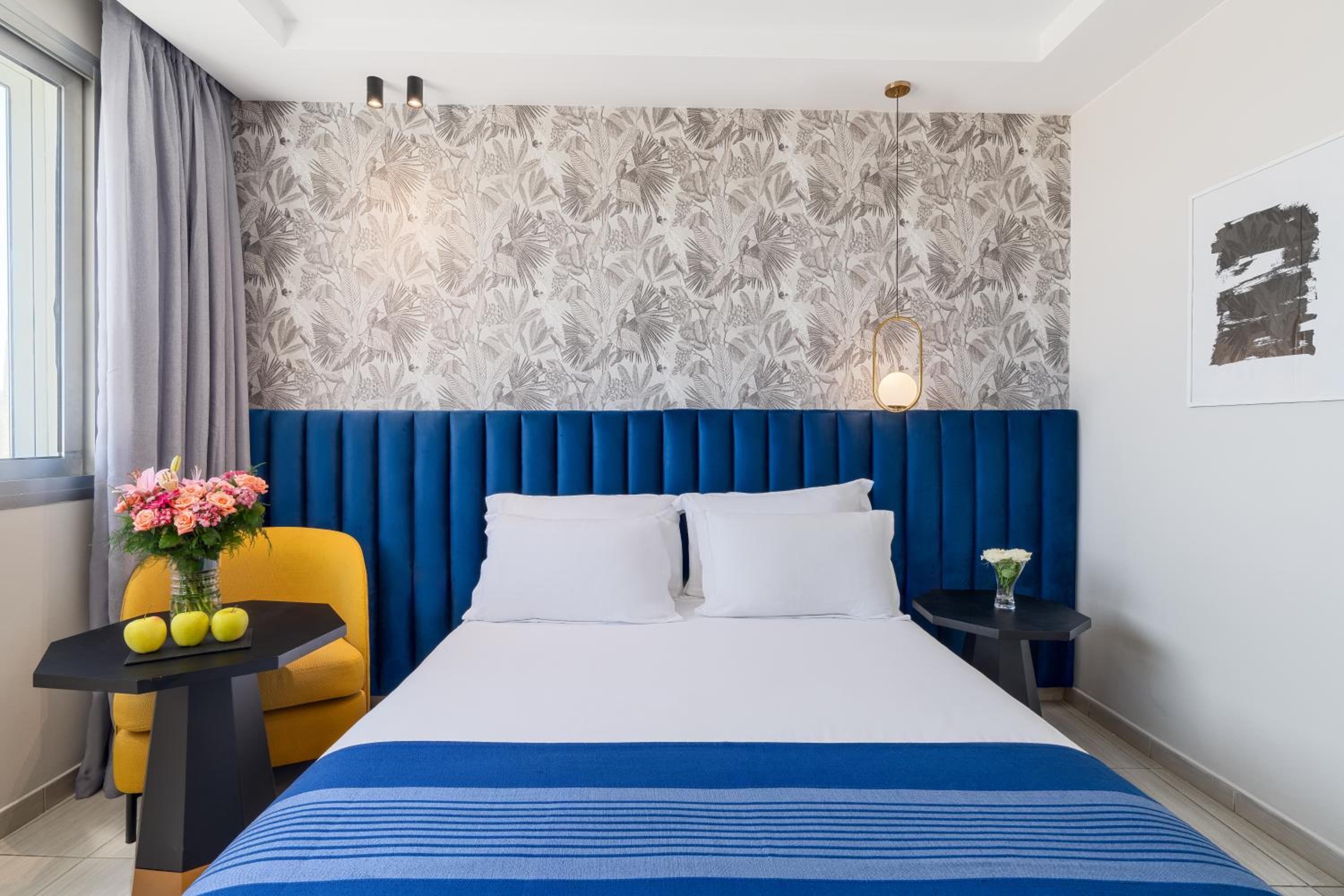 Superior Room, King Size Bed, Sea View - Photo 6