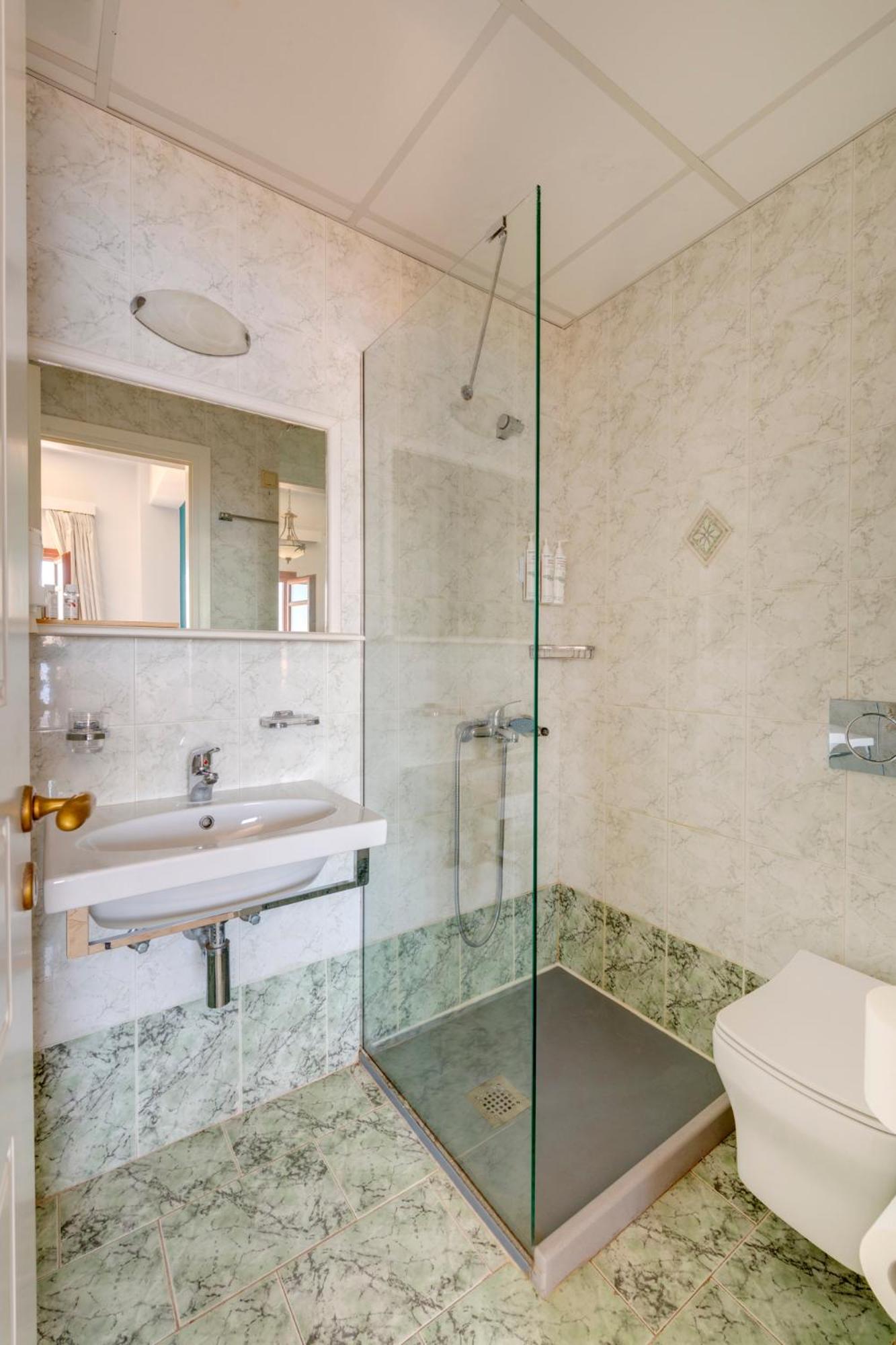 Deluxe Double or Twin Room with Sea View - Photo 5
