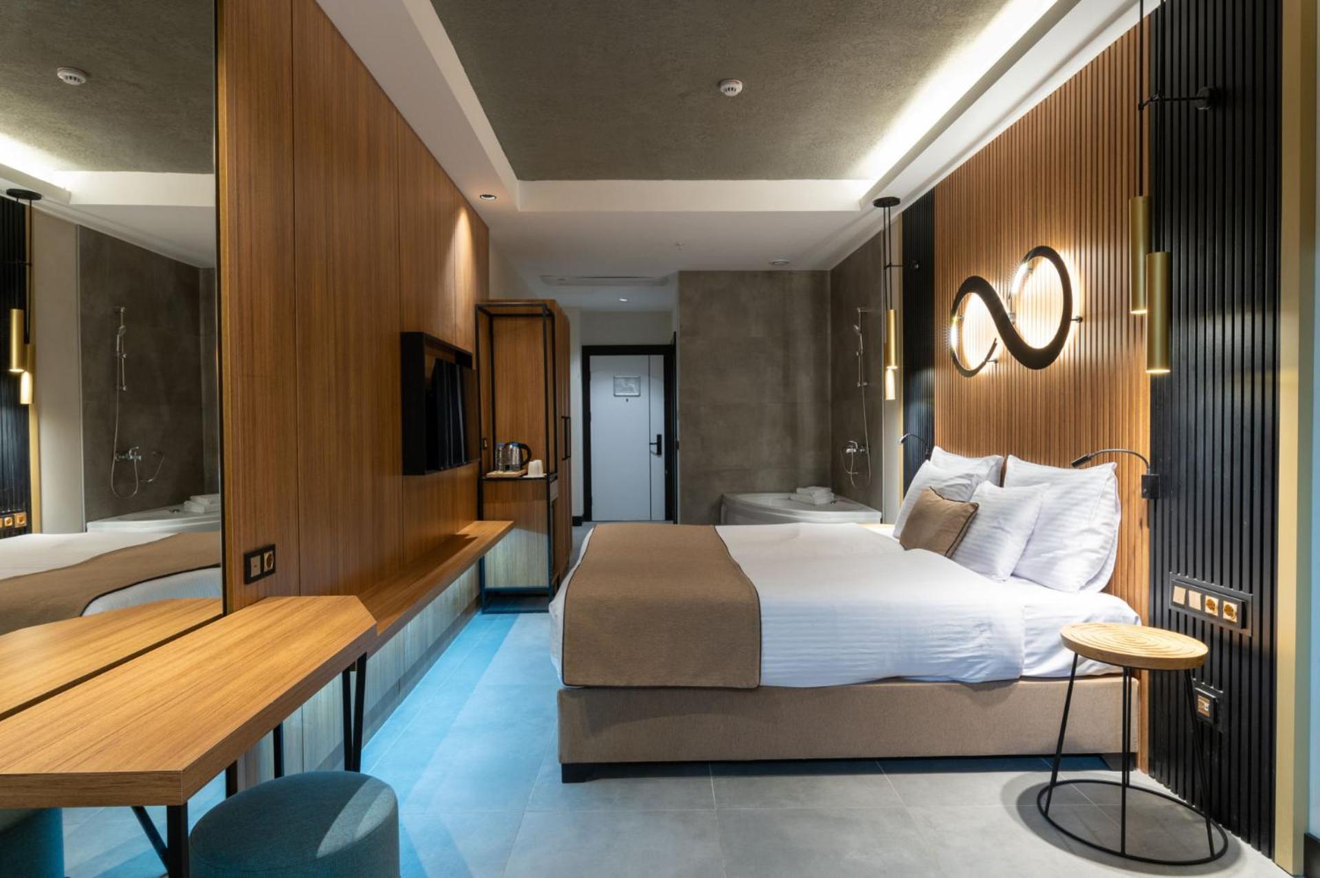 Deluxe King Room photo 2