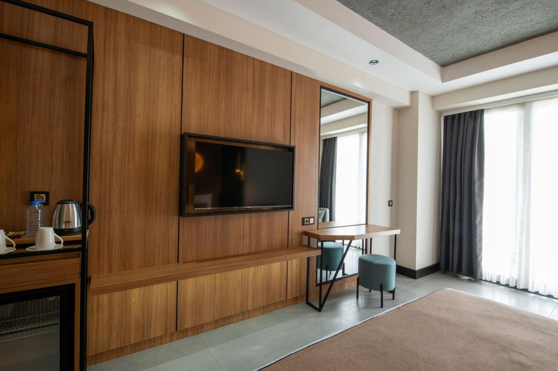 Twin Room with Roll-In Shower - Mobility Accessible photo 2