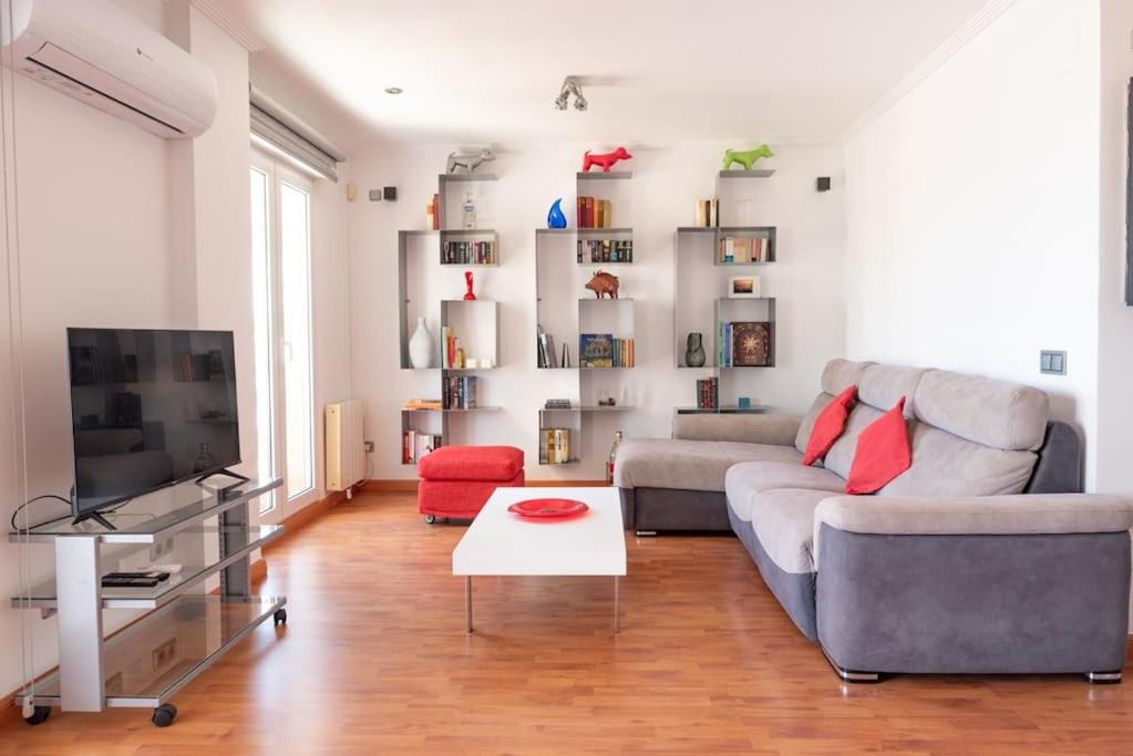 Apartamento de Dos Habitaciones con Balcón y Vista al Mar