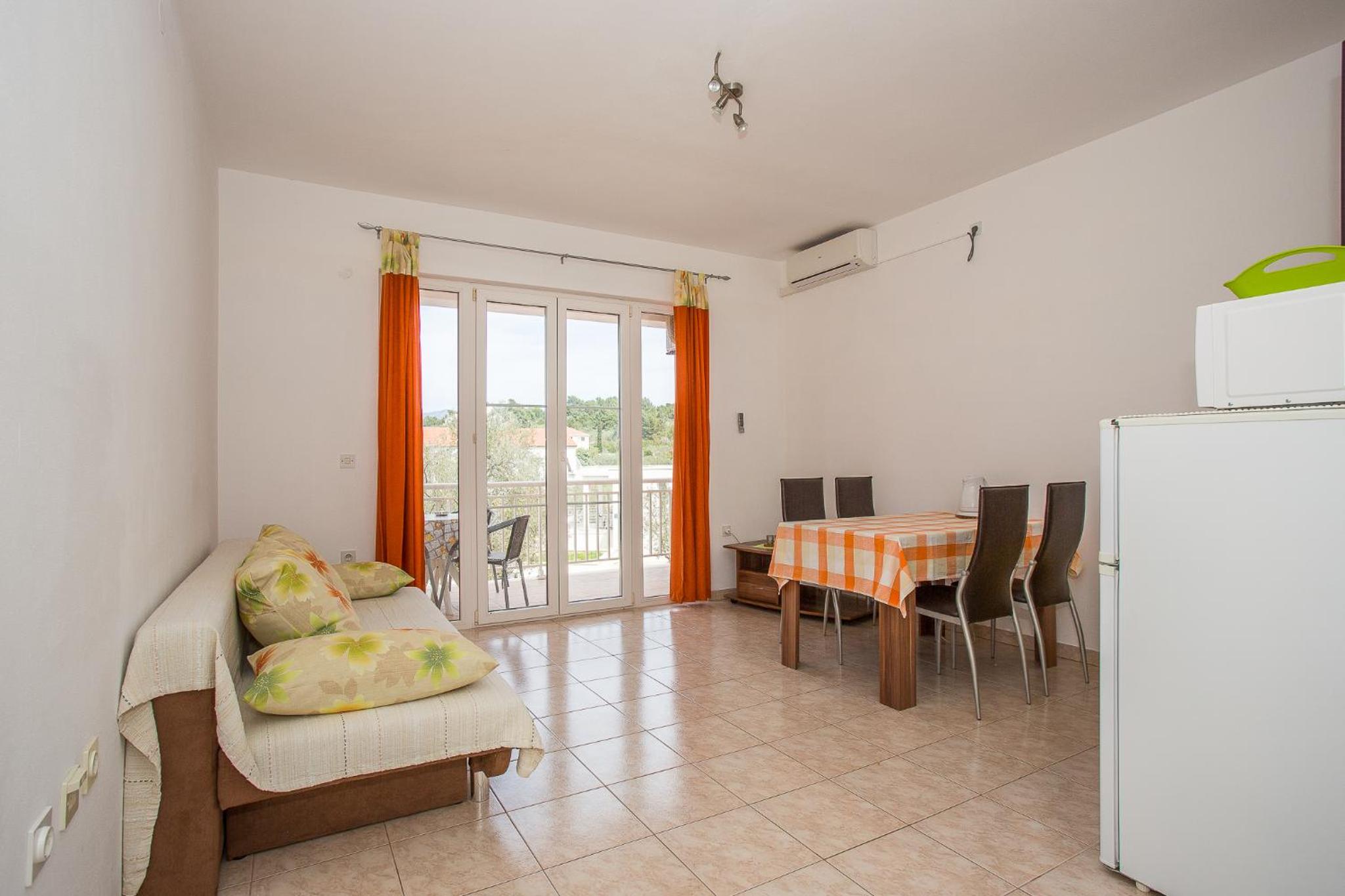 One-Bedroom Apartment with Bay View photo 3