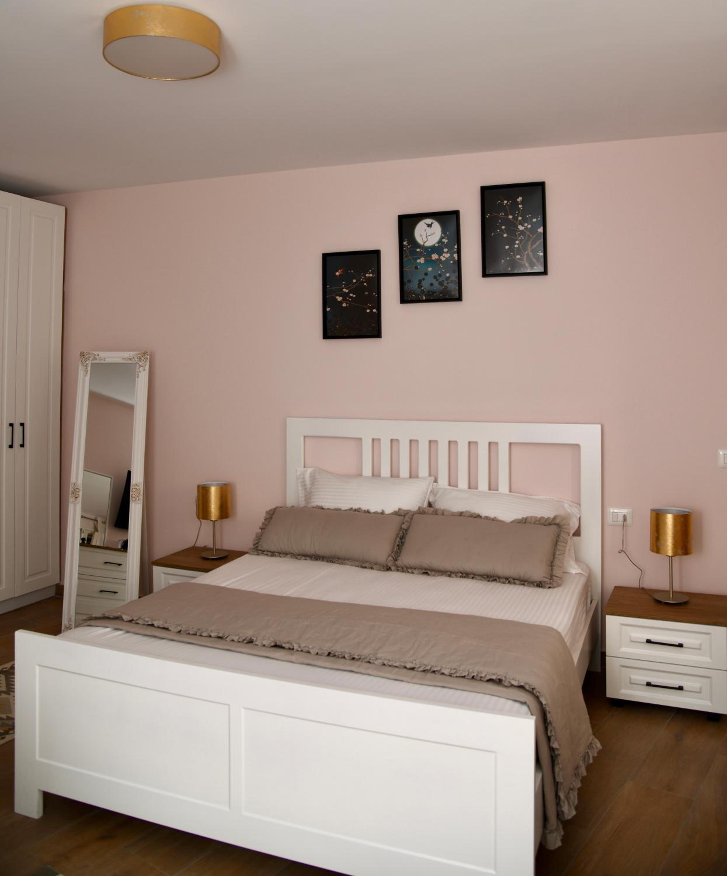 One-Bedroom Apartment photo 1