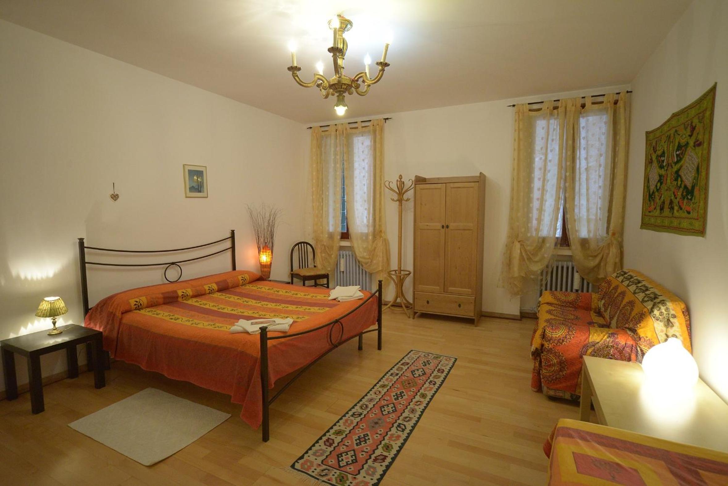 Double Room with Shared Bathroom photo 2
