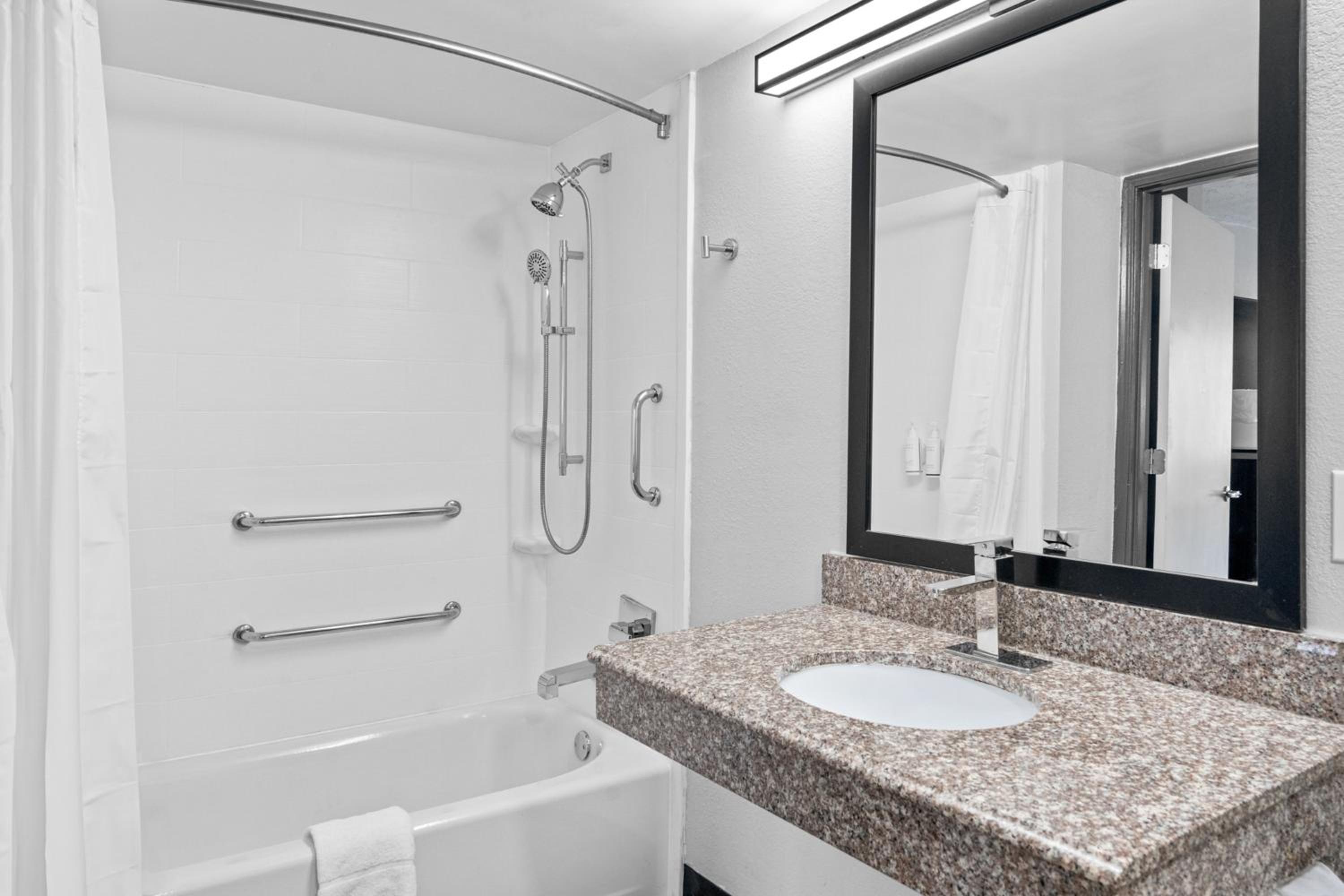 King Room - Accessible/Non-Smoking - Photo 4