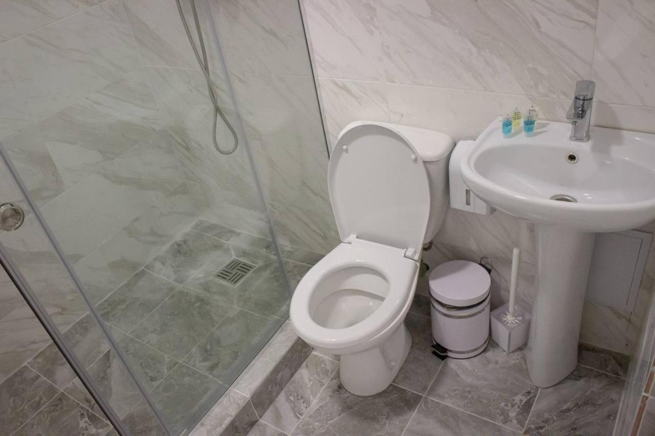 Double or Twin Room with Private Bathroom - Photo 9