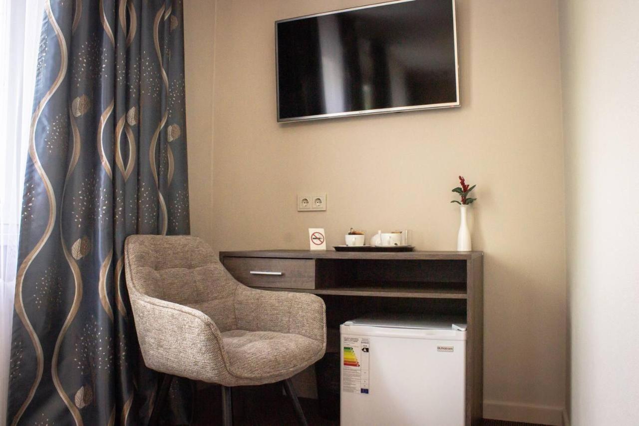 Double or Twin Room with Private Bathroom - Photo 8