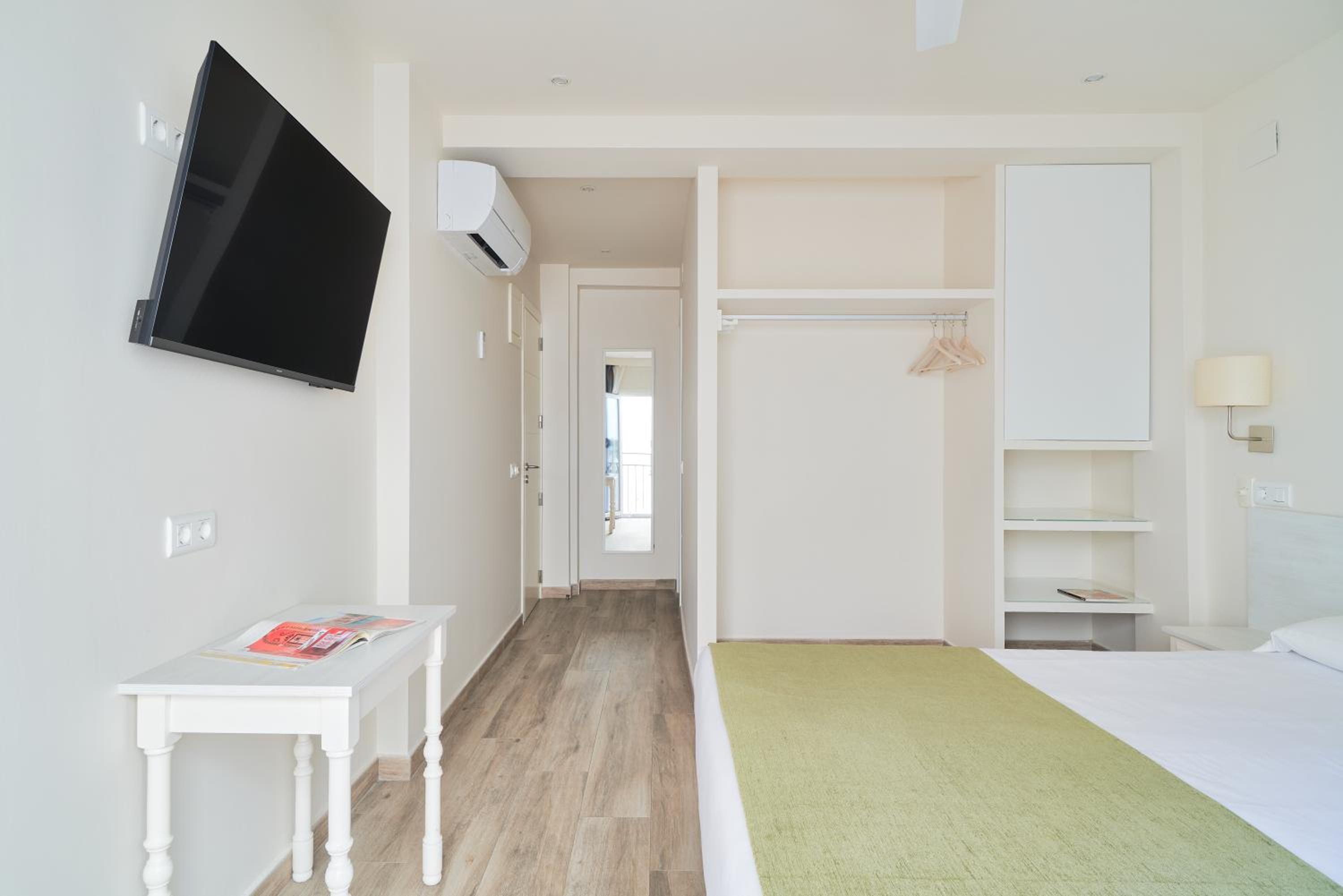 Double Room with Terrace - Photo 4