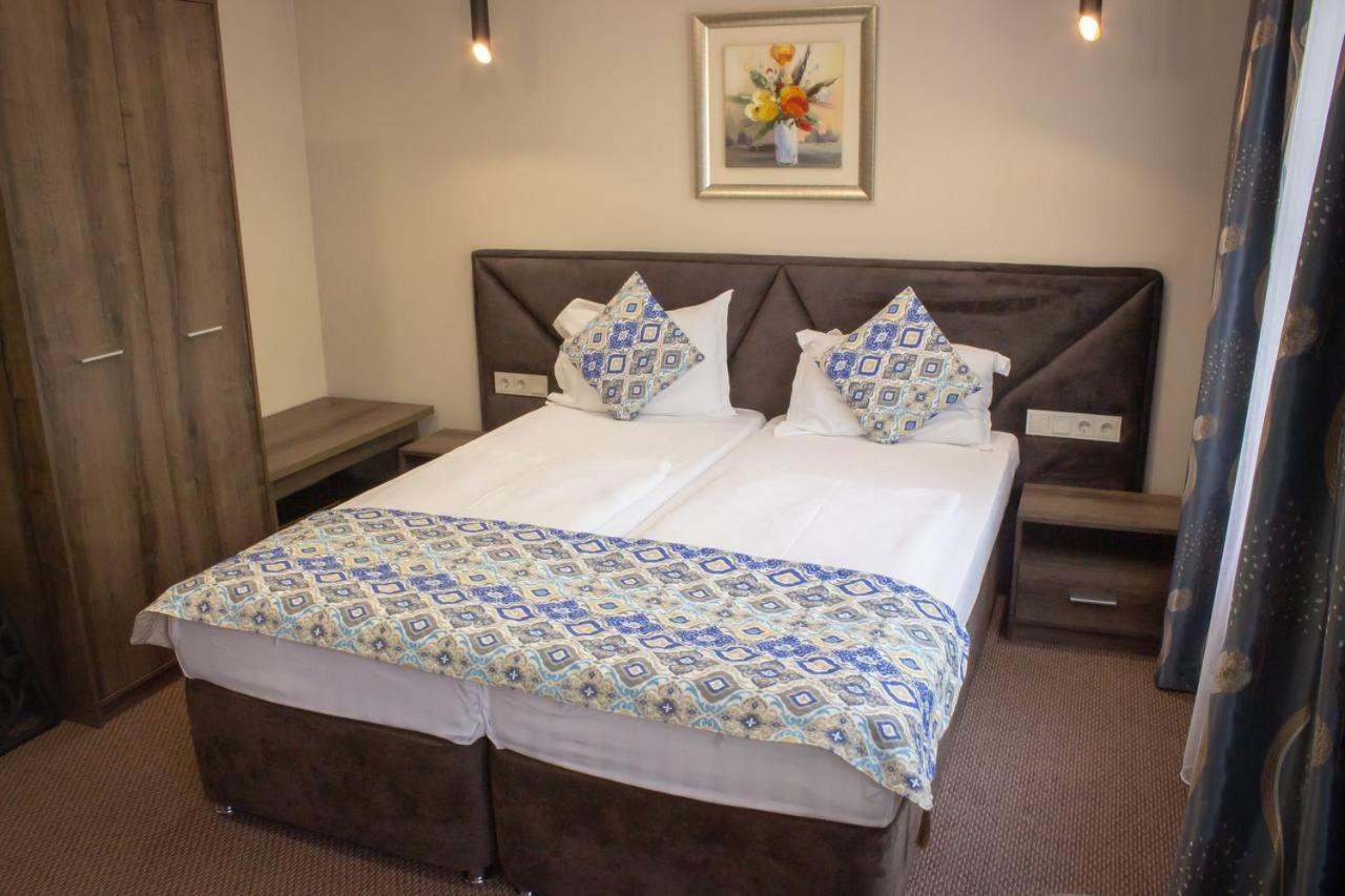 Double or Twin Room with Private Bathroom - Photo 7