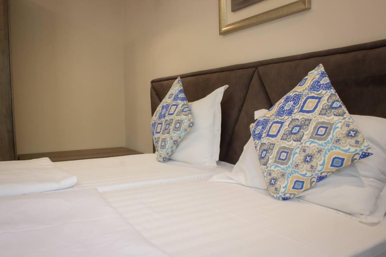 Double or Twin Room with Private Bathroom - Photo 6