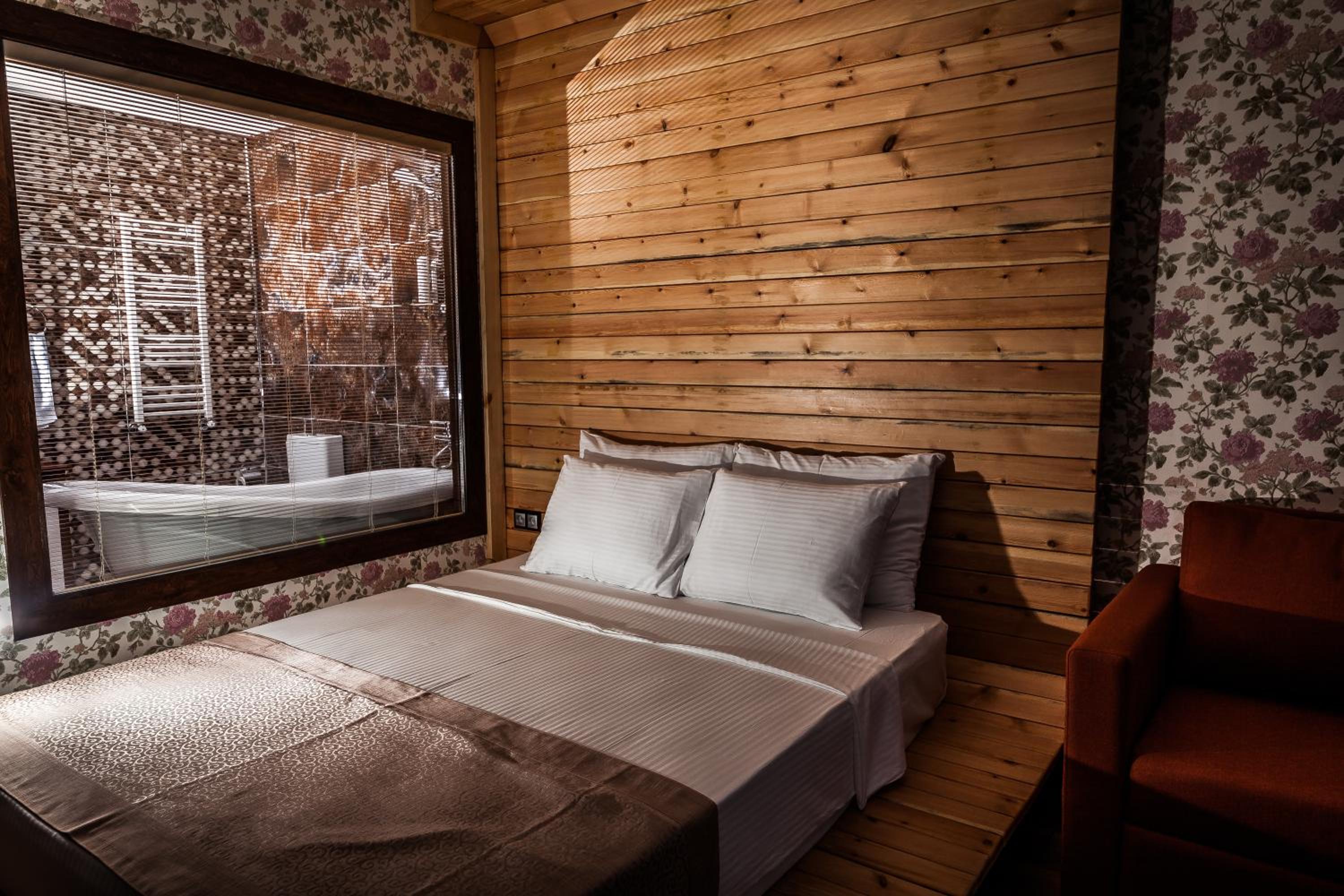 Deluxe Double Room with Bath and Lake View
