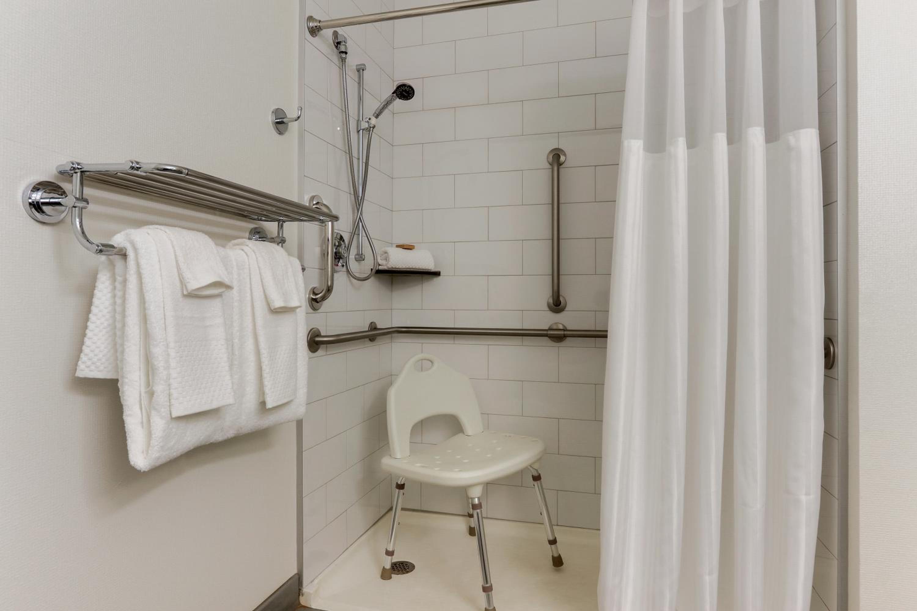 Queen Room with Two Queen Beds - Mobility Accessible - Photo 4