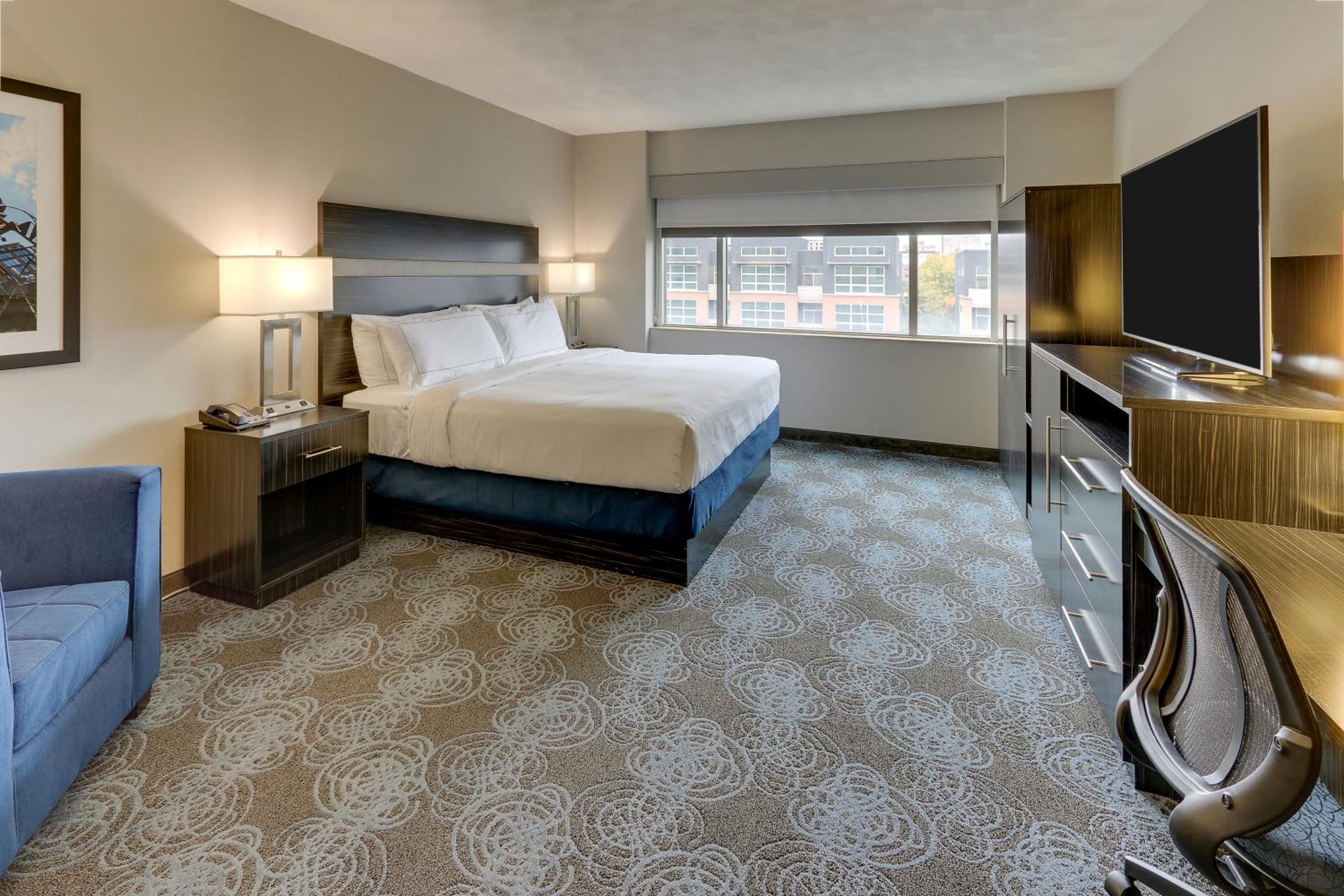 King Room with View - Mobility Accessible/Shower - Photo 1