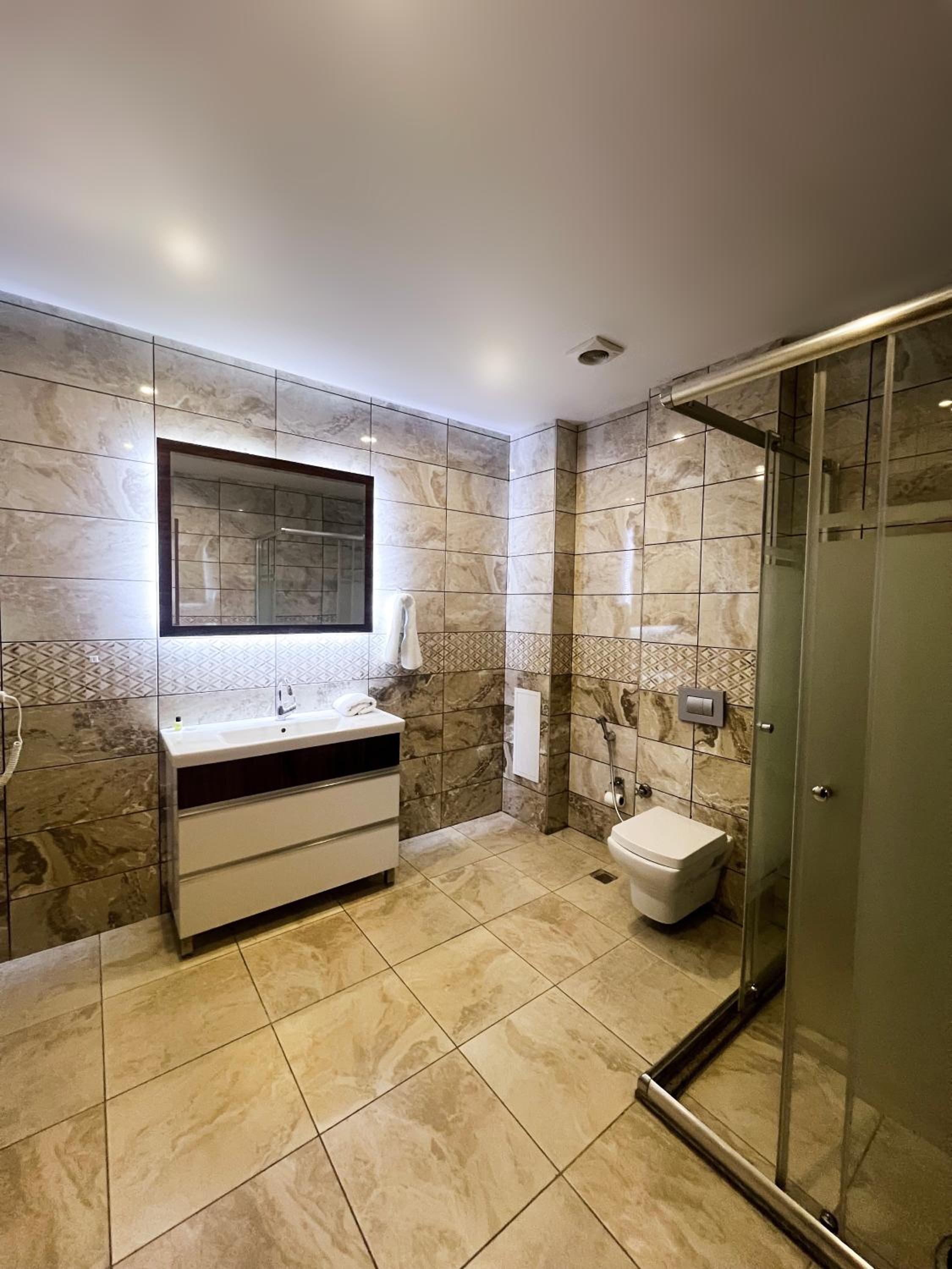 Suite with Balcony - Photo 9