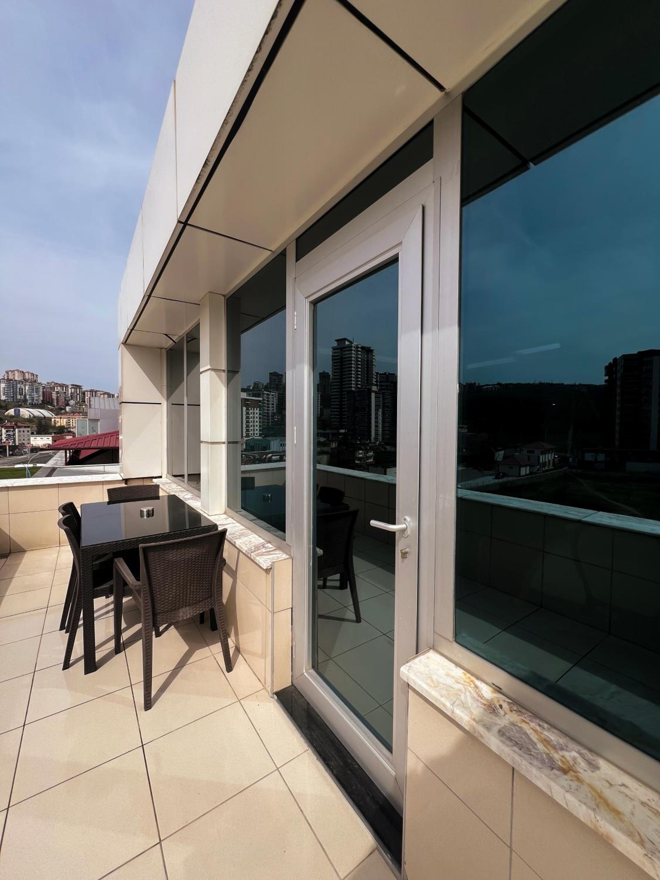 Suite with Balcony - Photo 2