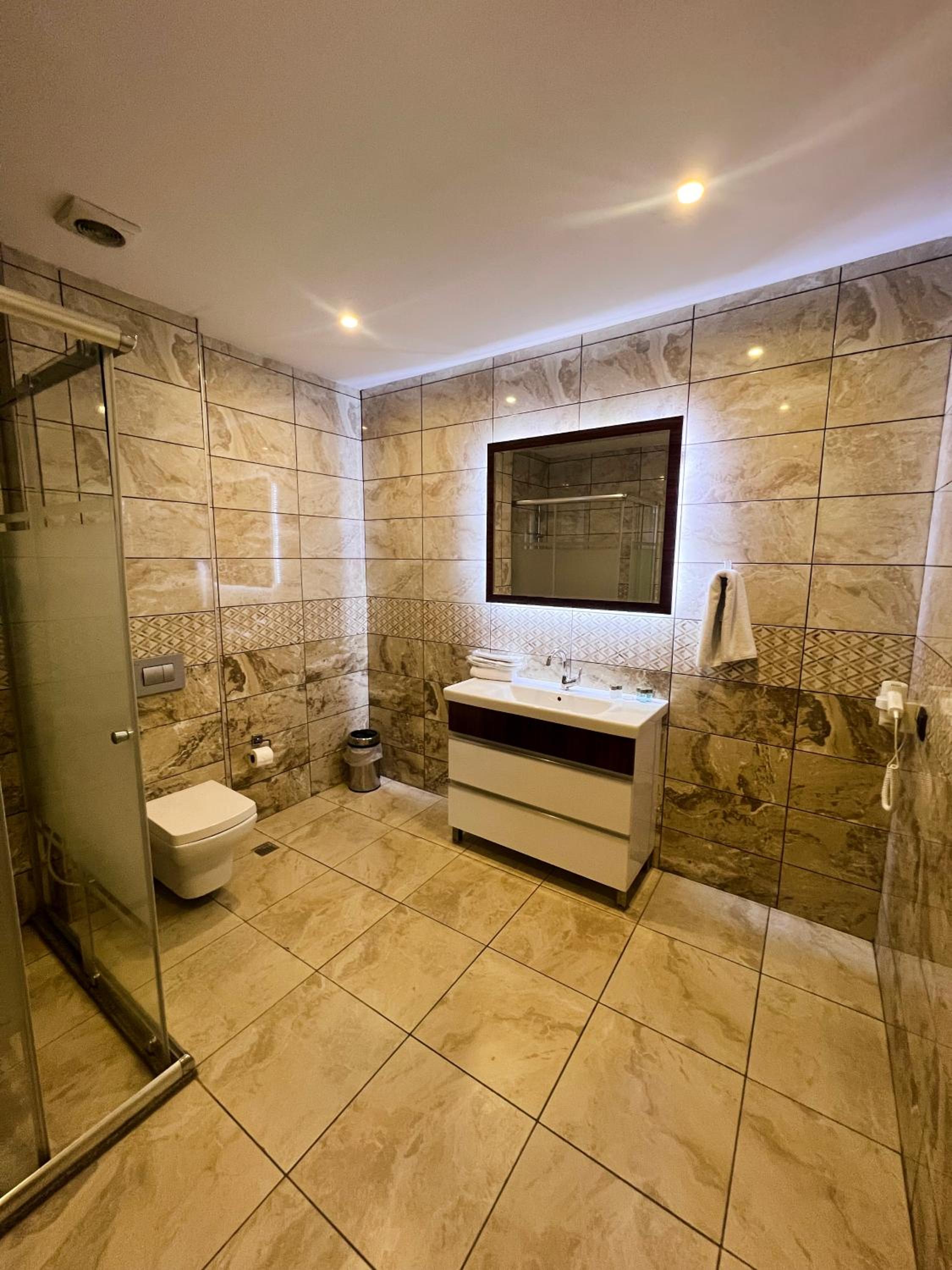 Suite with Balcony - Photo 13
