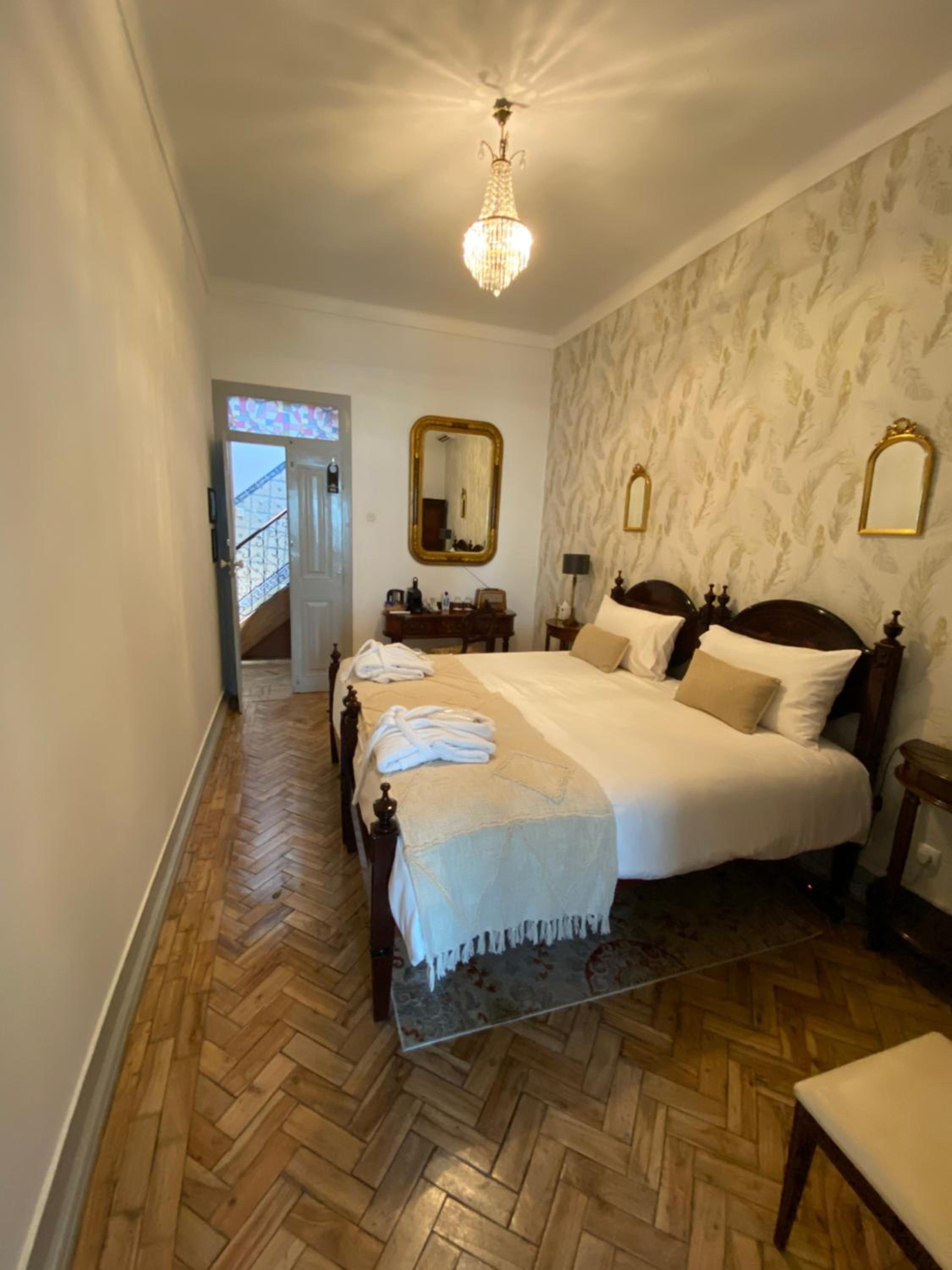Double or Twin Room with Private Bathroom - Photo 3